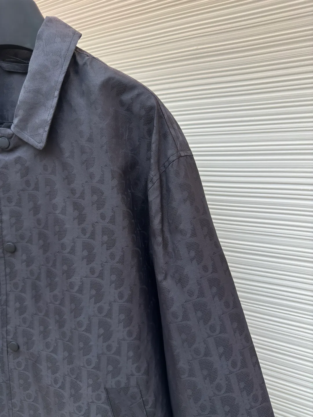 Dior blue technical jacquard jacket ●Authentic product: Purchased and developed by 18292 ●Item number: 1680395-B70 ●Fabric: nylon fabric ●Technology: jacquard production ●Version: loose fit ●Weight: about 435 grams ●Size: 46-48-50-52 ●Description: Nylon fabric made of 100% nylon. The ultra-fine denier yarn is made through precision weaving technology to achieve a fabric density of 580 needles/square inch, which is lightweight while building a strong frame. The microporous structure is breathable and water-repellent, greatly improving the performance of the finished product in multiple occasions. Advanced laser jacquard technology is used to form a concave and convex texture on the surface of the fabric, with a strong three-dimensional effect and a more obvious 3D effect. The pattern is clear and delicate, and the color is full and even. The overall wiring is straight and delicate, the fabric is comfortable and soft, and the color is consistent without color difference. It can be matched with the same style to create a fashionable look and control various occasions. Customized accessories, complete with three standards, same style for men and women!