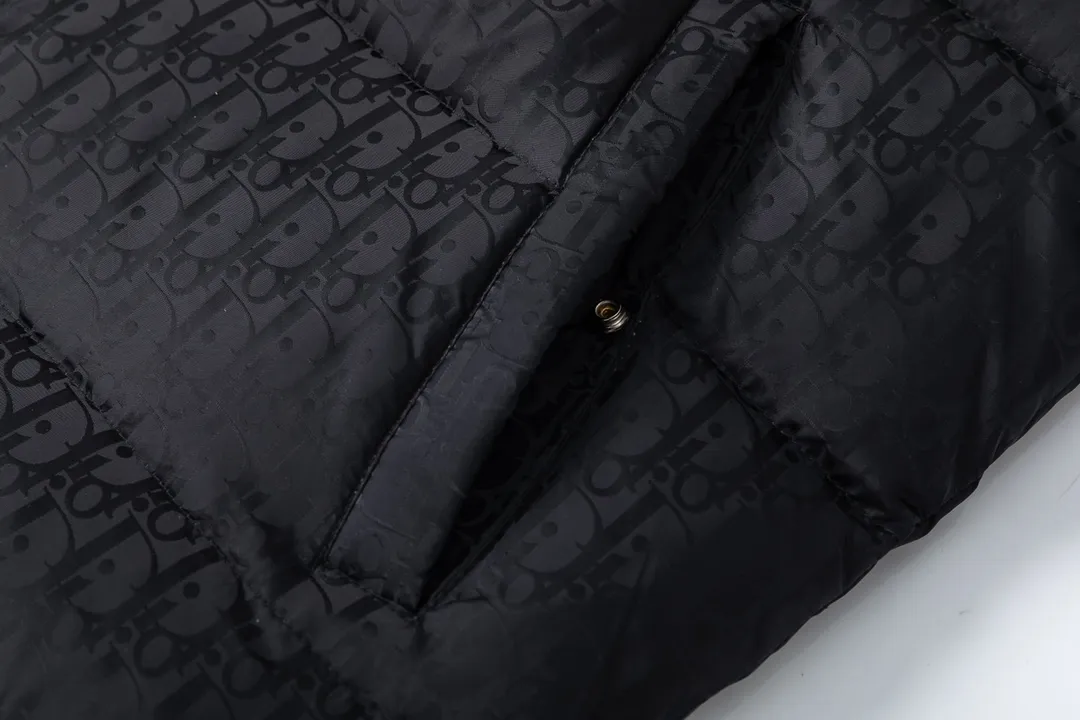 🅿️820 (with dust bag) Dior/Dior 23ss popular jacquard down jacket down jacket. It uses high-quality fabrics, always maintains a high-end and gorgeous design line, and has fine workmanship, symbolizing the highest spirit of French fashion culture. Counter version! The highest version on the market, GC quality is super good. Original hardware customization, jacquard craft fabric, goose down filling. Color: black/navy blue/grey/sky blue Size: 44/46/48/50/52/54