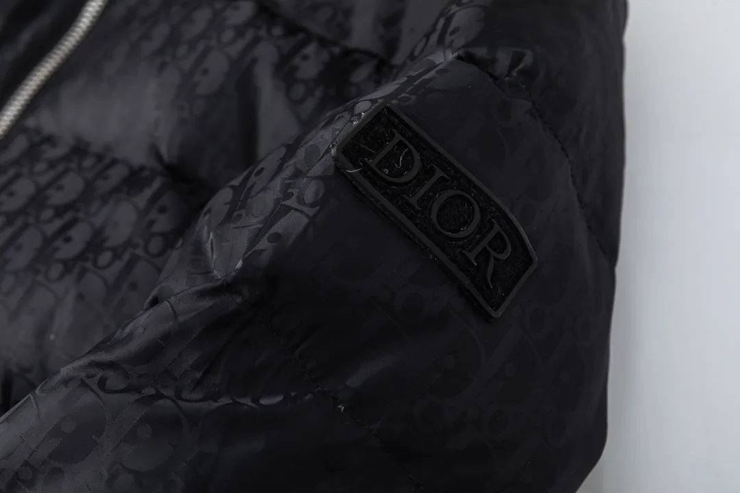 🅿️820 (with dust bag) Dior/Dior 23ss popular jacquard down jacket down jacket. It uses high-quality fabrics, always maintains a high-end and gorgeous design line, and has fine workmanship, symbolizing the highest spirit of French fashion culture. Counter version! The highest version on the market, GC quality is super good. Original hardware customization, jacquard craft fabric, goose down filling. Color: black/navy blue/grey/sky blue Size: 44/46/48/50/52/54