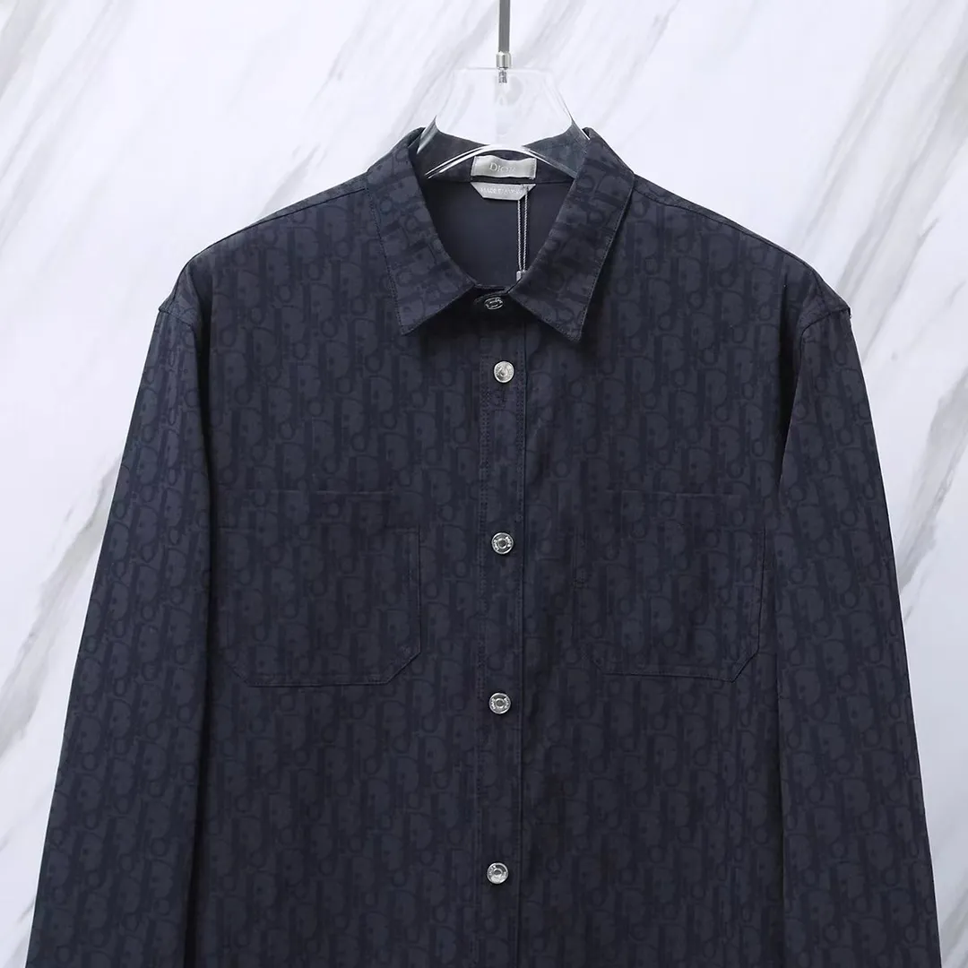 🅿️280 Item No.: D12 Dior/Dior DR letter-dyed all-over logo jacquard long-sleeved shirt. The fabric is made of high-quality custom-woven fabrics. It is independently completed in 36 processes in the own brand factory assembly line based on the original version. Exquisite workmanship, neat routing, fine stitch length, loose and versatile version, casual and fashionable. The buttons are made of exclusive molded and custom-made letter aluminum buttons, which are not easy to rust after being stored for a long time after washing. The "Dior" letters on the small buttons on the pockets are clearly visible. The letters on the fabric are printed using a discharge printing process, which is to change the color of the original yarn into dark blue. It is not the so-called printed or jacquard fabric on the market. The texture of the fabric is thick and stiff, and the fabric characteristics are not easy to wrinkle. The dyeing yarn restores the original color. The packaging uses a new packaging bag with DR letters. The packaging tags are complete. The same style for men and women. Color: dark blue Size: 38/39/40/41