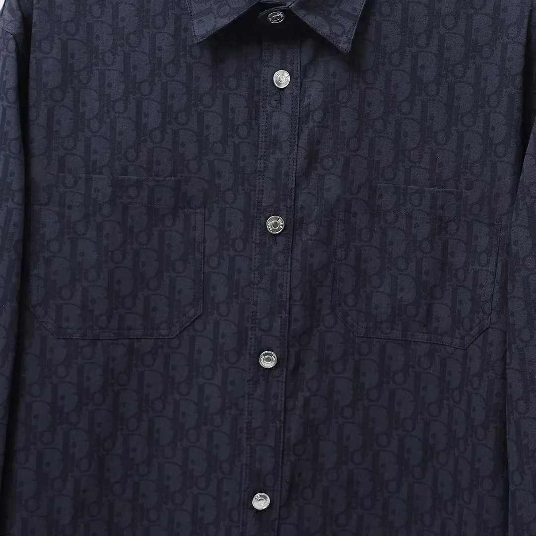 🅿️280 Item No.: D12 Dior/Dior DR letter-dyed all-over logo jacquard long-sleeved shirt. The fabric is made of high-quality custom-woven fabrics. It is independently completed in 36 processes in the own brand factory assembly line based on the original version. Exquisite workmanship, neat routing, fine stitch length, loose and versatile version, casual and fashionable. The buttons are made of exclusive molded and custom-made letter aluminum buttons, which are not easy to rust after being stored for a long time after washing. The "Dior" letters on the small buttons on the pockets are clearly visible. The letters on the fabric are printed using a discharge printing process, which is to change the color of the original yarn into dark blue. It is not the so-called printed or jacquard fabric on the market. The texture of the fabric is thick and stiff, and the fabric characteristics are not easy to wrinkle. The dyeing yarn restores the original color. The packaging uses a new packaging bag with DR letters. The packaging tags are complete. The same style for men and women. Color: dark blue Size: 38/39/40/41