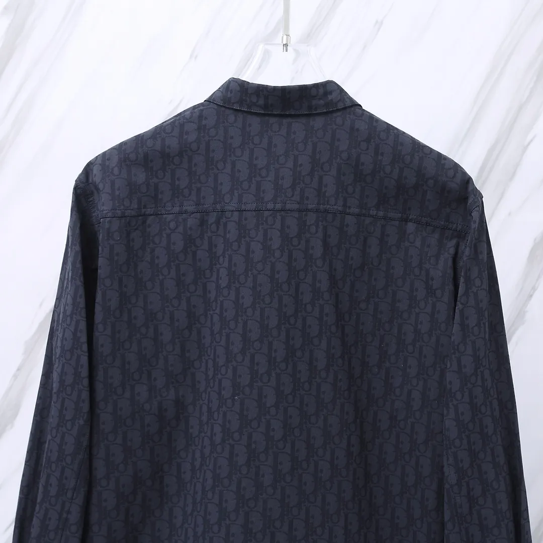 🅿️280 Item No.: D12 Dior/Dior DR letter-dyed all-over logo jacquard long-sleeved shirt. The fabric is made of high-quality custom-woven fabrics. It is independently completed in 36 processes in the own brand factory assembly line based on the original version. Exquisite workmanship, neat routing, fine stitch length, loose and versatile version, casual and fashionable. The buttons are made of exclusive molded and custom-made letter aluminum buttons, which are not easy to rust after being stored for a long time after washing. The "Dior" letters on the small buttons on the pockets are clearly visible. The letters on the fabric are printed using a discharge printing process, which is to change the color of the original yarn into dark blue. It is not the so-called printed or jacquard fabric on the market. The texture of the fabric is thick and stiff, and the fabric characteristics are not easy to wrinkle. The dyeing yarn restores the original color. The packaging uses a new packaging bag with DR letters. The packaging tags are complete. The same style for men and women. Color: dark blue Size: 38/39/40/41