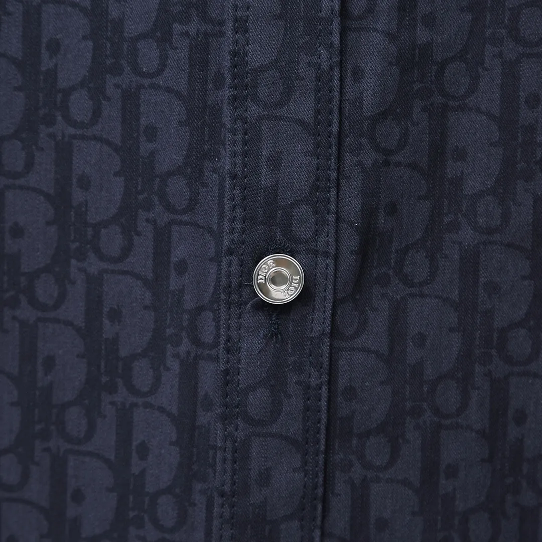 🅿️280 Item No.: D12 Dior/Dior DR letter-dyed all-over logo jacquard long-sleeved shirt. The fabric is made of high-quality custom-woven fabrics. It is independently completed in 36 processes in the own brand factory assembly line based on the original version. Exquisite workmanship, neat routing, fine stitch length, loose and versatile version, casual and fashionable. The buttons are made of exclusive molded and custom-made letter aluminum buttons, which are not easy to rust after being stored for a long time after washing. The "Dior" letters on the small buttons on the pockets are clearly visible. The letters on the fabric are printed using a discharge printing process, which is to change the color of the original yarn into dark blue. It is not the so-called printed or jacquard fabric on the market. The texture of the fabric is thick and stiff, and the fabric characteristics are not easy to wrinkle. The dyeing yarn restores the original color. The packaging uses a new packaging bag with DR letters. The packaging tags are complete. The same style for men and women. Color: dark blue Size: 38/39/40/41