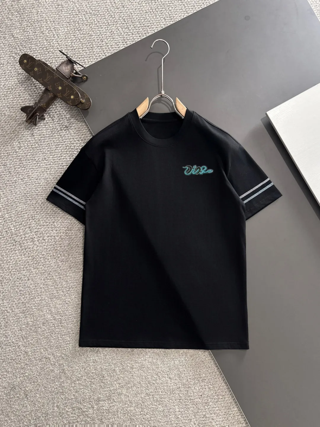 🅿️270 shipped next day Dior 2025 spring and summer new style (top quality, differentiated currency) launches short-sleeved double-yarn pure cotton fabric, early spring catwalk style, personalized and exclusive style, same style for men and women, using imported custom-dyed fabrics, back collar, chain bottom, fully shoulder-covering, no deformation or shrinkage when exposed to water, SIZE: M to 3XL