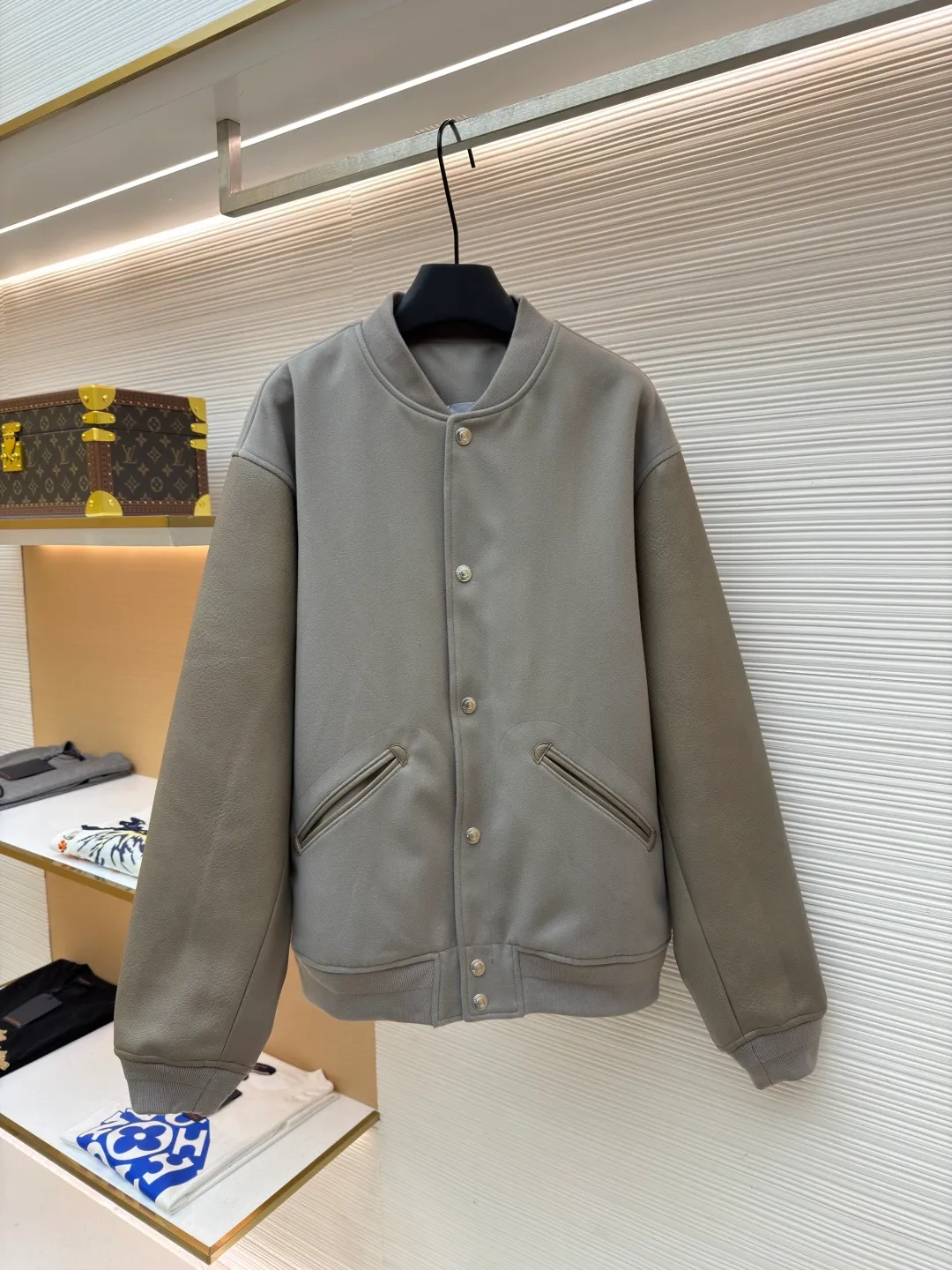 Dior towel embroidery splicing leather baseball jersey ●Original version: 36000 purchase and development ●Item number: 1682495-C10 ●Fabric: wool fabric ●Technology: embroidery production ●Version: fitted version ●Weight: about 1225 grams ●Size: 46-48-50-52 ●Description: Made of 50-count double-sided woolen composite 75D thin cloth. The leather is made of concubine pattern genuine leather combined with 75D thin cloth. The lining is made of silk A100+ jacquard craftsmanship, and is embellished with the DIOR logo throughout. The threads are custom dyed and mercerized flat machine threads. The buttons are made of electroplated metal bottom buttons with laser engraving on the surface. This baseball jacket is a modern and elegant take on a classic piece. Crafted from beige cow leather, the back panel is embellished with CDIcon embroidery from the co-branded towel embroidery collection, and the sleeves showcase contrasting materials. Wear it with pants or jeans for a comfortable and stylish look. The overall wiring is straight and delicate, the fabric is comfortable and soft, and the color is consistent without color difference. It can be matched with the same style to create a fashionable look and control various occasions. Customized accessories, complete with three standards, same style for men and women!