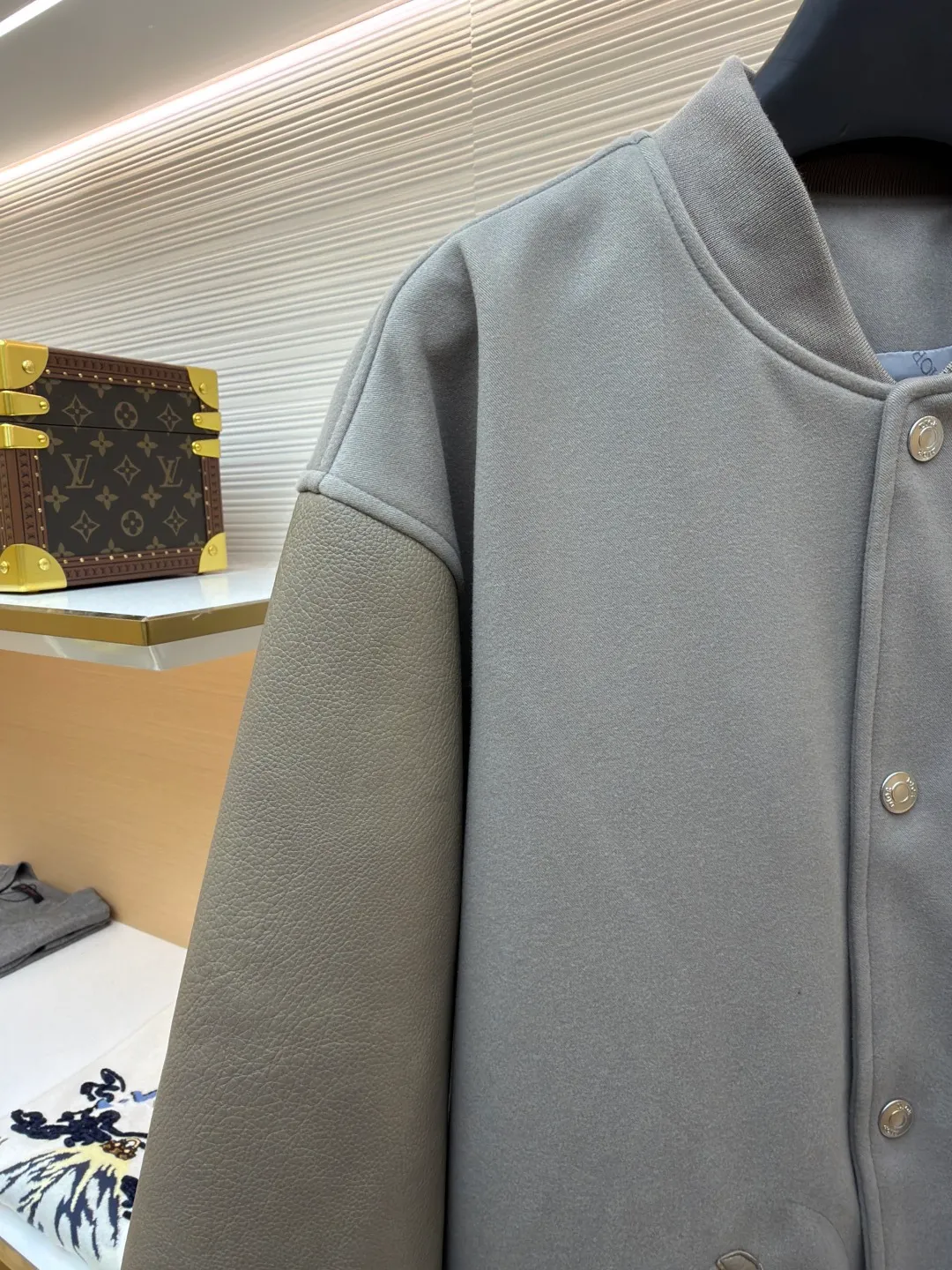 Dior towel embroidery splicing leather baseball jersey ●Original version: 36000 purchase and development ●Item number: 1682495-C10 ●Fabric: wool fabric ●Technology: embroidery production ●Version: fitted version ●Weight: about 1225 grams ●Size: 46-48-50-52 ●Description: Made of 50-count double-sided woolen composite 75D thin cloth. The leather is made of concubine pattern genuine leather combined with 75D thin cloth. The lining is made of silk A100+ jacquard craftsmanship, and is embellished with the DIOR logo throughout. The threads are custom dyed and mercerized flat machine threads. The buttons are made of electroplated metal bottom buttons with laser engraving on the surface. This baseball jacket is a modern and elegant take on a classic piece. Crafted from beige cow leather, the back panel is embellished with CDIcon embroidery from the co-branded towel embroidery collection, and the sleeves showcase contrasting materials. Wear it with pants or jeans for a comfortable and stylish look. The overall wiring is straight and delicate, the fabric is comfortable and soft, and the color is consistent without color difference. It can be matched with the same style to create a fashionable look and control various occasions. Customized accessories, complete with three standards, same style for men and women!