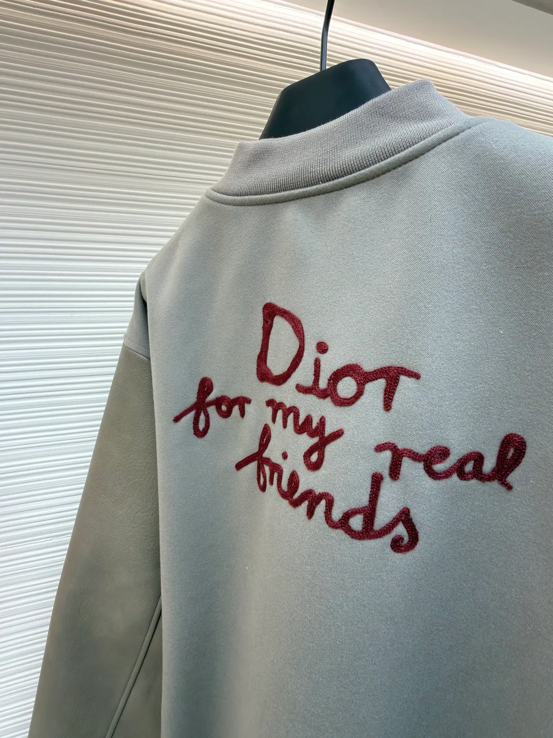 Dior towel embroidery splicing leather baseball jersey ●Original version: 36000 purchase and development ●Item number: 1682495-C10 ●Fabric: wool fabric ●Technology: embroidery production ●Version: fitted version ●Weight: about 1225 grams ●Size: 46-48-50-52 ●Description: Made of 50-count double-sided woolen composite 75D thin cloth. The leather is made of concubine pattern genuine leather combined with 75D thin cloth. The lining is made of silk A100+ jacquard craftsmanship, and is embellished with the DIOR logo throughout. The threads are custom dyed and mercerized flat machine threads. The buttons are made of electroplated metal bottom buttons with laser engraving on the surface. This baseball jacket is a modern and elegant take on a classic piece. Crafted from beige cow leather, the back panel is embellished with CDIcon embroidery from the co-branded towel embroidery collection, and the sleeves showcase contrasting materials. Wear it with pants or jeans for a comfortable and stylish look. The overall wiring is straight and delicate, the fabric is comfortable and soft, and the color is consistent without color difference. It can be matched with the same style to create a fashionable look and control various occasions. Customized accessories, complete with three standards, same style for men and women!