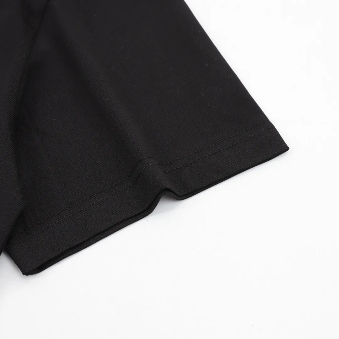 🅿️210 DIOR/Dior presbyopic letter embroidered short-sleeved T-shirt. The simple yet refined OS short T.Oblique splicing design creates a modern trendy look. Knitted cotton fabric is made with advanced knitting micro-density equipment to ensure that the product’s cutting shape and features are both trendy and fashionable. The spliced design of thick cotton Oblique chest embroidered letter logo printed ribbon has a unique retro soft feel, full of street style and more retro flavor, reflecting the perfect design brought by brand fashion. Same style for men and women. size：S-L
