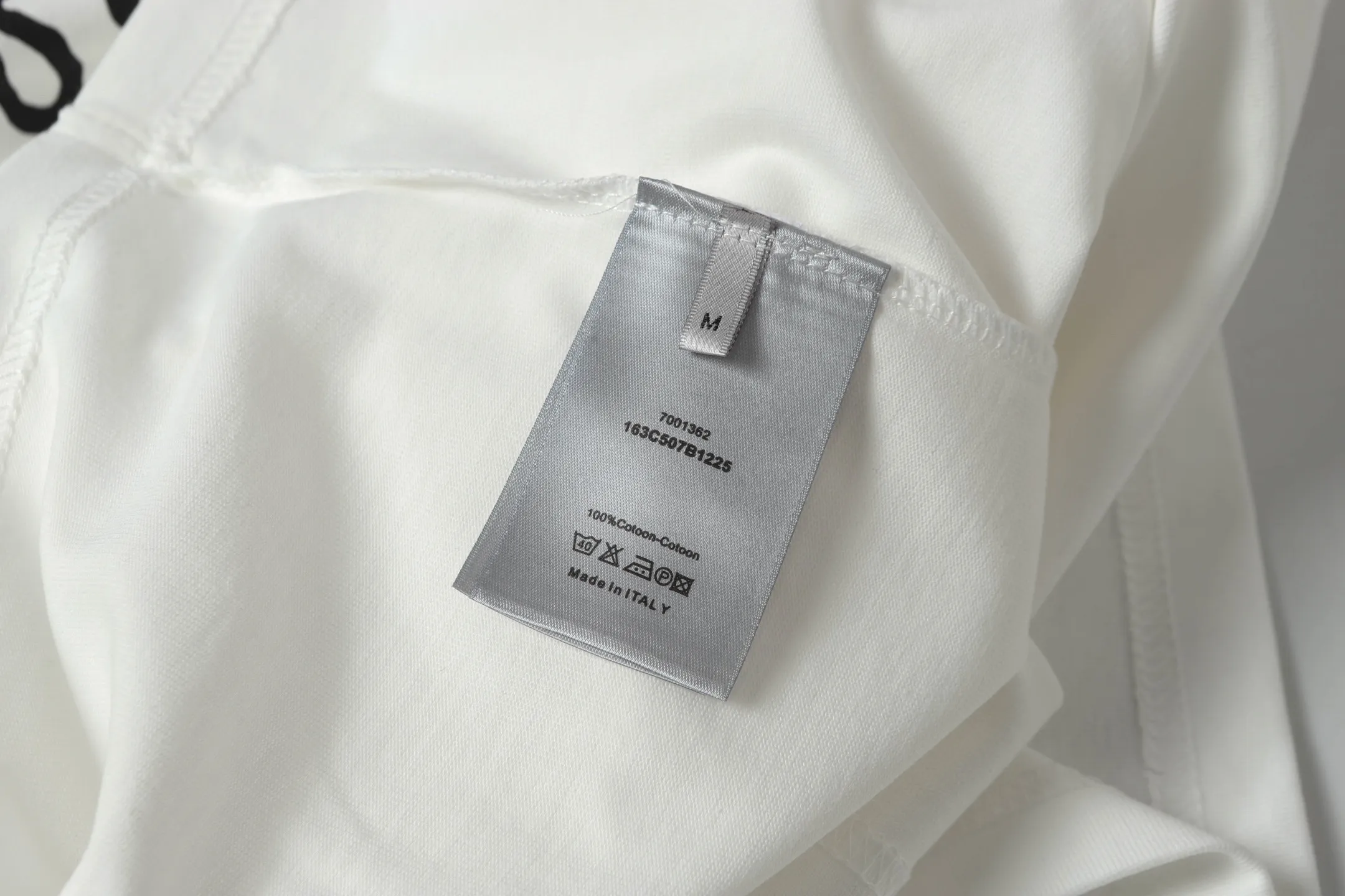 🅿️170 Dior/Dior 25ss new letter logo round neck short sleeves *Customized 280g cotton fabric, soft, skin-friendly and comfortable *Embroidered letter logo on the front *A very simple and elegant one that is unparalleled in terms of upper body comfort, interpreting your luxury and taste, and creating your fashionable style and charm. ! Washing method: It is recommended to dry clean or wrap the reverse side of the laundry bag in cold water and quickly machine wash it naturally to dry! Same style for men and women COLOUR: white/black SIZE: s m l xl