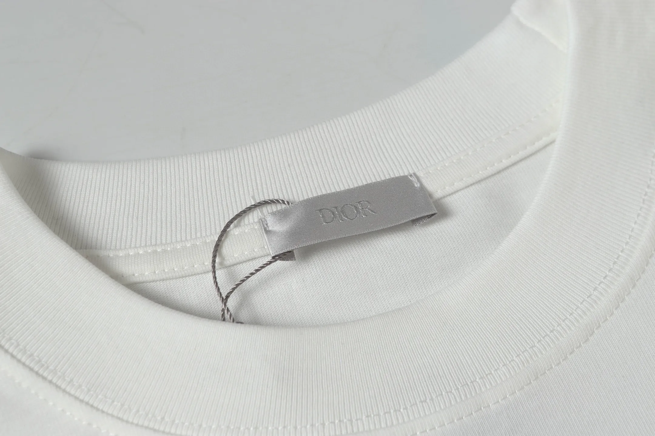 🅿️170 Dior/Dior 25ss new letter logo round neck short sleeves *Customized 280g cotton fabric, soft, skin-friendly and comfortable *Embroidered letter logo on the front *A very simple and elegant one that is unparalleled in terms of upper body comfort, interpreting your luxury and taste, and creating your fashionable style and charm. ! Washing method: It is recommended to dry clean or wrap the reverse side of the laundry bag in cold water and quickly machine wash it naturally to dry! Same style for men and women COLOUR: white/black SIZE: s m l xl