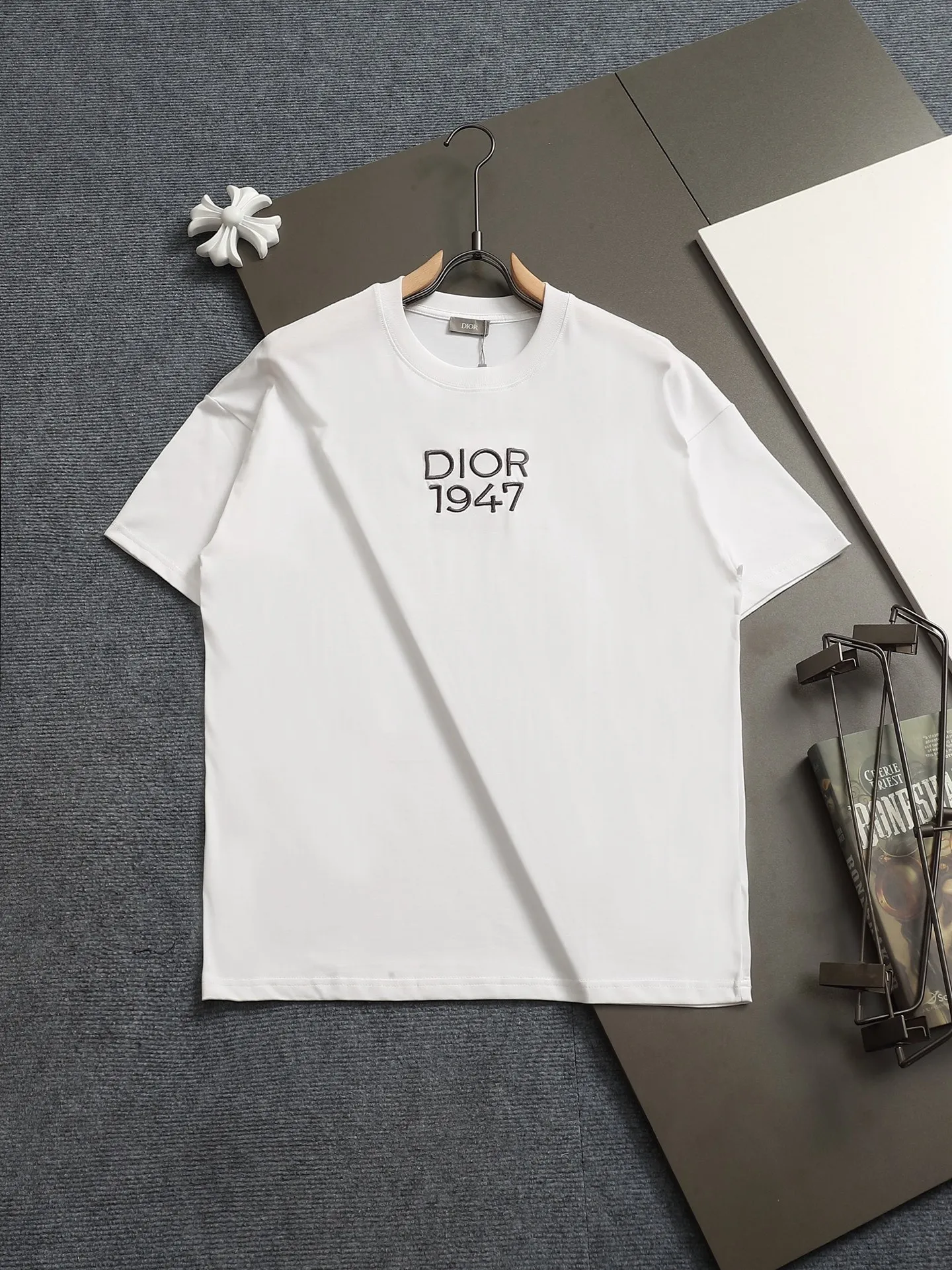 🅿️170 Dior CD micro wide version XS-L CD counter hot sale 25ss chest embroidered letters 1947🪡logo pattern As the leader in the luxury world, the D family is well-deserved. The first thing that catches the eye is the loose and comfortable black and white solid color version of the piece we are going to talk about today. The ribbed round collar has become the best modification of its version, and the D family has the upper body LOGO listed on the front, and the unique embroidery design of the letter logo patch highlights the texture! The most traditional modification method combined with the simplest color scale contrast forms the strongest and direct contrast, and this is often the most concise and clear minimalist modification method~~A nostalgic classic atmosphere also spreads in this work inadvertently! ! Featuring a distinctive 47 logo patch embroidery on the front, a unique tribute to Dior's historic year! Coupled with the blessing of 320 grams of cotton material, both the upper body comfort and the existence are unparalleled. It can be said to be a must-have companion in summer. The excellent breathability and comfortable wearing feeling are unparalleled~ Recommended! ! Color: white and black Size: XS-L Size chart: