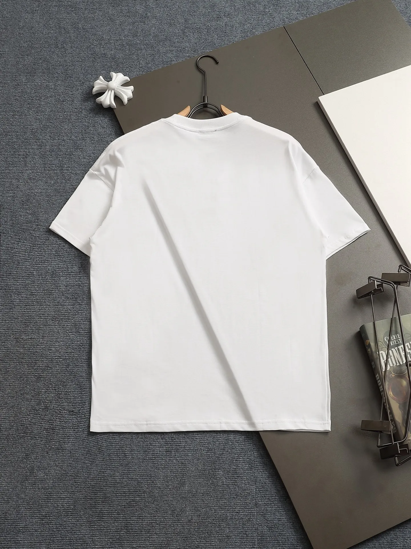 🅿️170 Dior CD micro wide version XS-L CD counter hot sale 25ss chest embroidered letters 1947🪡logo pattern As the leader in the luxury world, the D family is well-deserved. The first thing that catches the eye is the loose and comfortable black and white solid color version of the piece we are going to talk about today. The ribbed round collar has become the best modification of its version, and the D family has the upper body LOGO listed on the front, and the unique embroidery design of the letter logo patch highlights the texture! The most traditional modification method combined with the simplest color scale contrast forms the strongest and direct contrast, and this is often the most concise and clear minimalist modification method~~A nostalgic classic atmosphere also spreads in this work inadvertently! ! Featuring a distinctive 47 logo patch embroidery on the front, a unique tribute to Dior's historic year! Coupled with the blessing of 320 grams of cotton material, both the upper body comfort and the existence are unparalleled. It can be said to be a must-have companion in summer. The excellent breathability and comfortable wearing feeling are unparalleled~ Recommended! ! Color: white and black Size: XS-L Size chart: