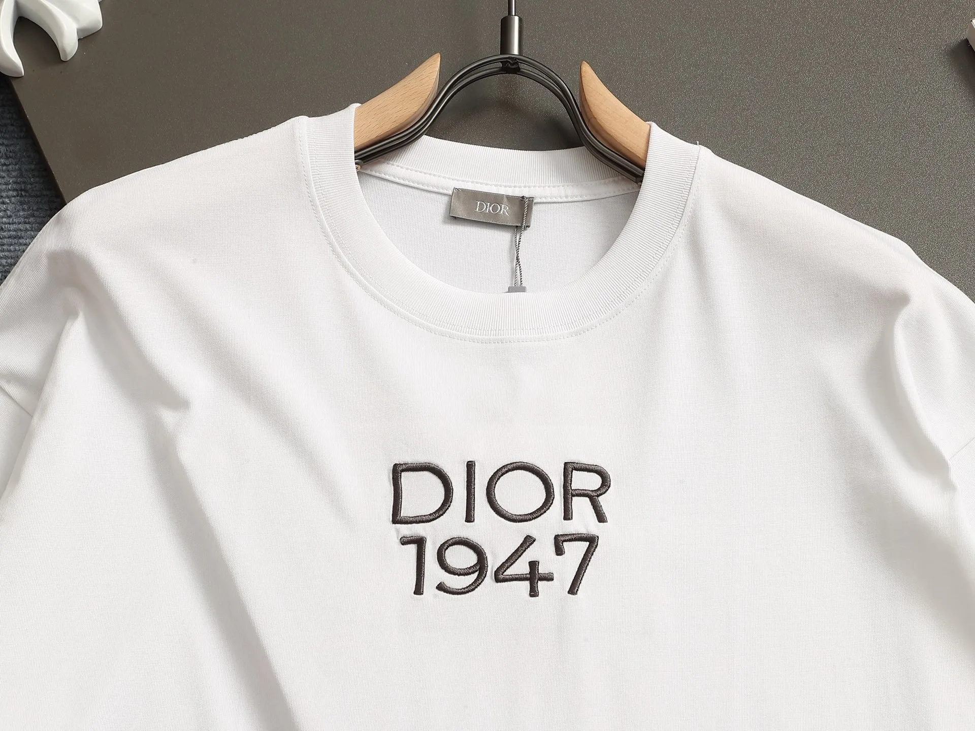 🅿️170 Dior CD micro wide version XS-L CD counter hot sale 25ss chest embroidered letters 1947🪡logo pattern As the leader in the luxury world, the D family is well-deserved. The first thing that catches the eye is the loose and comfortable black and white solid color version of the piece we are going to talk about today. The ribbed round collar has become the best modification of its version, and the D family has the upper body LOGO listed on the front, and the unique embroidery design of the letter logo patch highlights the texture! The most traditional modification method combined with the simplest color scale contrast forms the strongest and direct contrast, and this is often the most concise and clear minimalist modification method~~A nostalgic classic atmosphere also spreads in this work inadvertently! ! Featuring a distinctive 47 logo patch embroidery on the front, a unique tribute to Dior's historic year! Coupled with the blessing of 320 grams of cotton material, both the upper body comfort and the existence are unparalleled. It can be said to be a must-have companion in summer. The excellent breathability and comfortable wearing feeling are unparalleled~ Recommended! ! Color: white and black Size: XS-L Size chart: