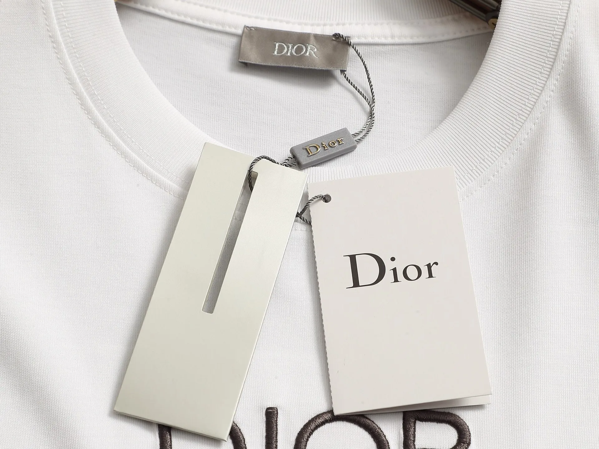 🅿️170 Dior CD micro wide version XS-L CD counter hot sale 25ss chest embroidered letters 1947🪡logo pattern As the leader in the luxury world, the D family is well-deserved. The first thing that catches the eye is the loose and comfortable black and white solid color version of the piece we are going to talk about today. The ribbed round collar has become the best modification of its version, and the D family has the upper body LOGO listed on the front, and the unique embroidery design of the letter logo patch highlights the texture! The most traditional modification method combined with the simplest color scale contrast forms the strongest and direct contrast, and this is often the most concise and clear minimalist modification method~~A nostalgic classic atmosphere also spreads in this work inadvertently! ! Featuring a distinctive 47 logo patch embroidery on the front, a unique tribute to Dior's historic year! Coupled with the blessing of 320 grams of cotton material, both the upper body comfort and the existence are unparalleled. It can be said to be a must-have companion in summer. The excellent breathability and comfortable wearing feeling are unparalleled~ Recommended! ! Color: white and black Size: XS-L Size chart: