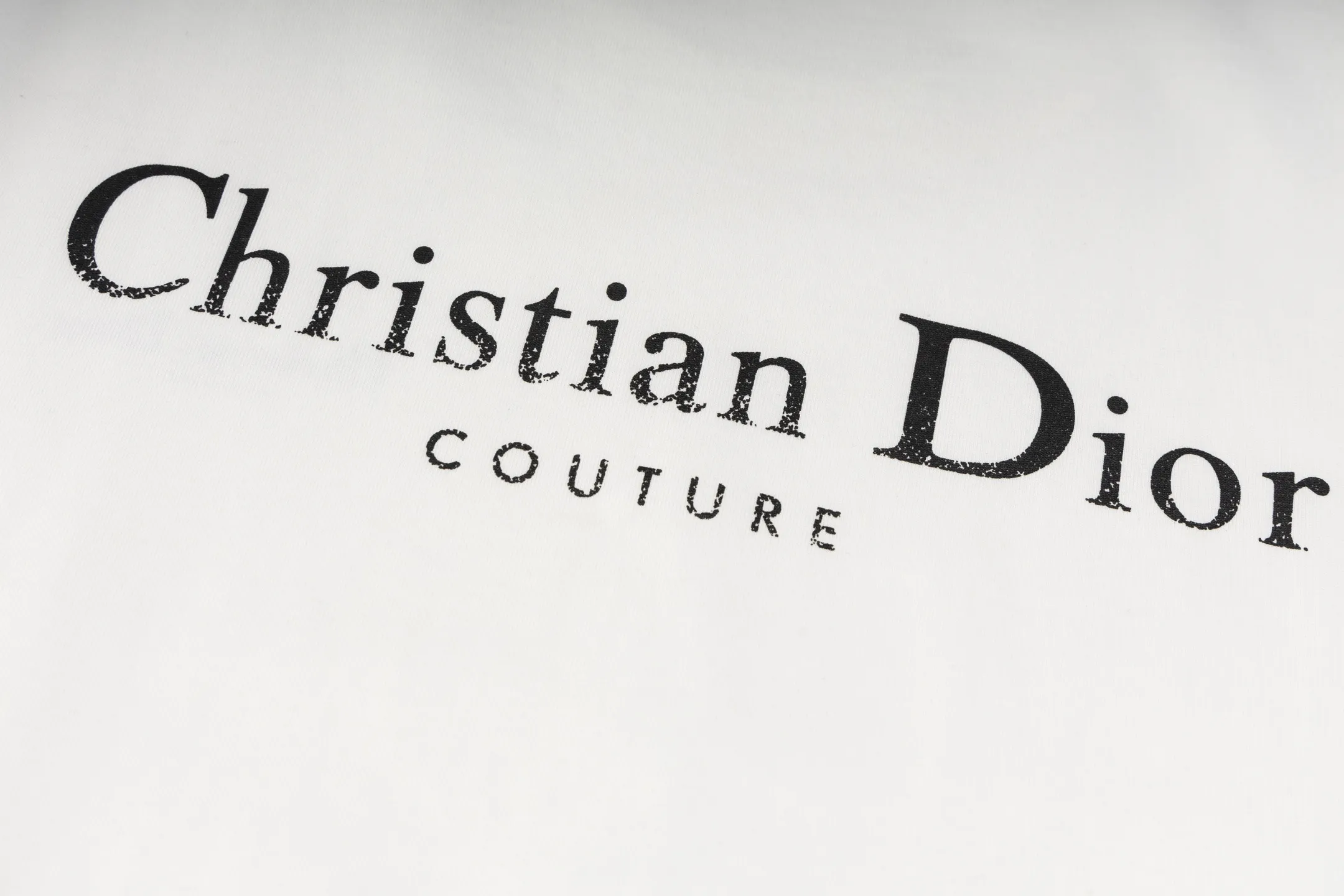 🅿️170 Style #Z10 Round neck short sleeves with dior lettering on the front and back. The same style as the LOUISVUITTON official website. Fabric: 32-count double yarn 280g pure cotton fabric. Weaving and dyeing threads of the same color in the same cylinder. Consistent colors. Process: imported machine white ink direct-jet printing. Supporting: complete three-label cardboard, oil paper and code sticker packaging. High-temperature pre-shrinking process before production, no shrinkage and deformation. Imported machine professional plate production os version Can wear up to 200 pounds. The size is measured manually. The error of 2-3cm is normal. Color: black white size: s m l xl