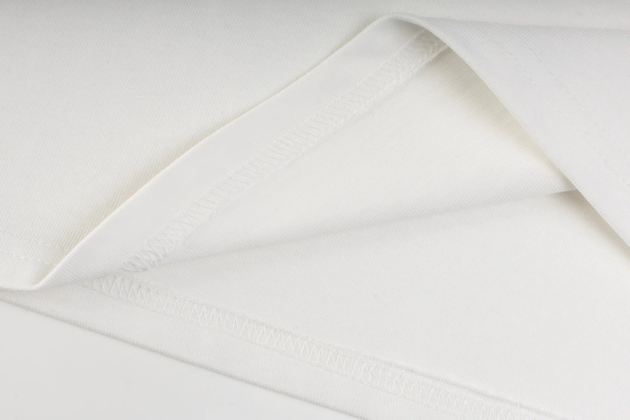 🅿️170 Style #Z10 Round neck short sleeves with dior lettering on the front and back. The same style as the LOUISVUITTON official website. Fabric: 32-count double yarn 280g pure cotton fabric. Weaving and dyeing threads of the same color in the same cylinder. Consistent colors. Process: imported machine white ink direct-jet printing. Supporting: complete three-label cardboard, oil paper and code sticker packaging. High-temperature pre-shrinking process before production, no shrinkage and deformation. Imported machine professional plate production os version Can wear up to 200 pounds. The size is measured manually. The error of 2-3cm is normal. Color: black white size: s m l xl
