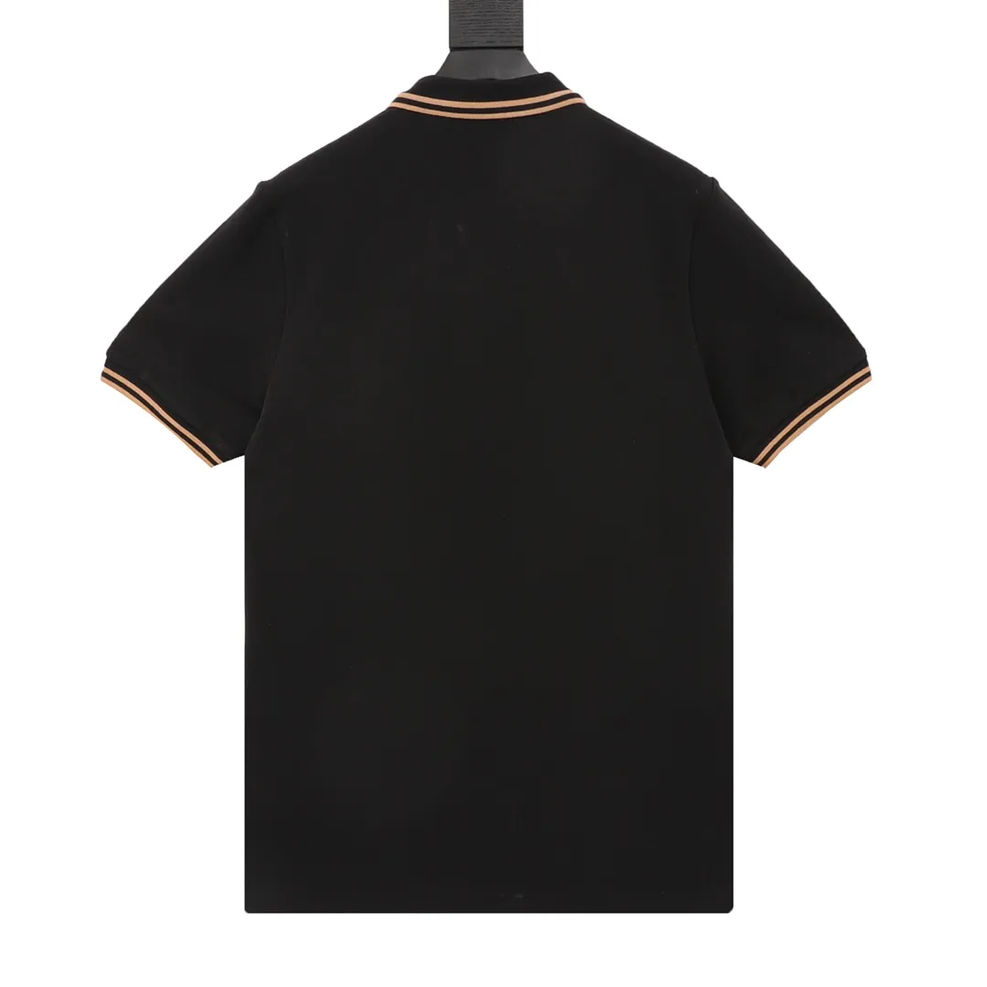 🅿️270 CD Little Bee embroidered LOGO short-sleeved POLO shirt is made of cotton pique mesh fabric, custom-made material 260g long-staple cotton, the collar is made of a dual-system jacquard custom-made flat machine, elastic and non-deformable, the clothes are all bound with native cloth, double-layered front chest, no topstitching, no loose edges, cuffs, front chest bottom, shoulder seams, and three standards for customized accessories! Fashionable and versatile, if you want to wear a fashionable street style, many bloggers on Xiaohongshu recommend this Polo shirt at the right time. The details are more careful to strengthen the collar shape, and it will not deform after being worn and washed for a long time. It is absolutely high-quality and perfect!  size：S-L