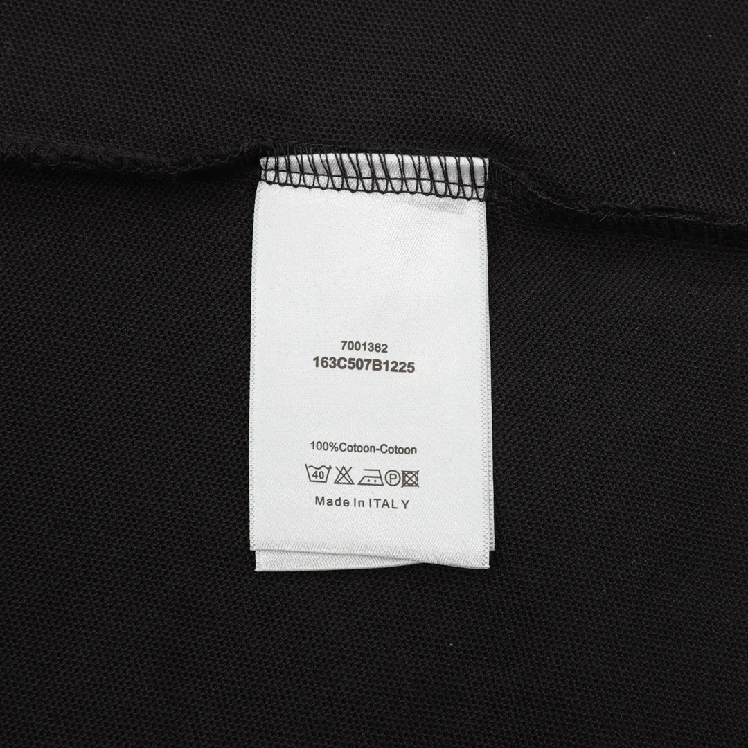 🅿️270 CD Little Bee embroidered LOGO short-sleeved POLO shirt is made of cotton pique mesh fabric, custom-made material 260g long-staple cotton, the collar is made of a dual-system jacquard custom-made flat machine, elastic and non-deformable, the clothes are all bound with native cloth, double-layered front chest, no topstitching, no loose edges, cuffs, front chest bottom, shoulder seams, and three standards for customized accessories! Fashionable and versatile, if you want to wear a fashionable street style, many bloggers on Xiaohongshu recommend this Polo shirt at the right time. The details are more careful to strengthen the collar shape, and it will not deform after being worn and washed for a long time. It is absolutely high-quality and perfect!  size：S-L