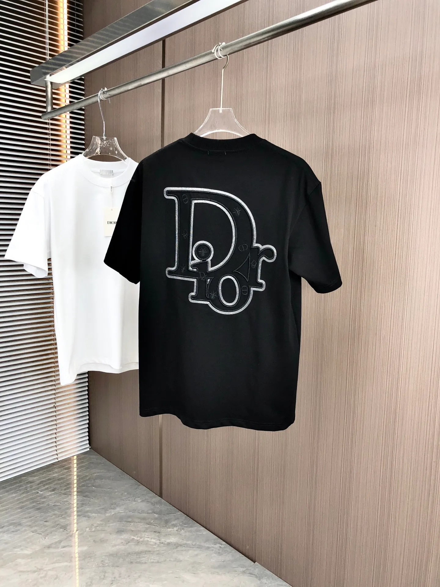 🅿️200 Dior 2025 Spring and Summer New Style Round Neck Short Sleeves Hollow Embroidery of Arch Bridge ➕Single Needle Embroidery Full of Details Made of High Weight 320g Double Yarn Combed Cotton Fabric Slightly Loose Fit Fabric Feels Soft and Thick Same Style for Men and Women Color: Black White Code Number: SMLXLXXL