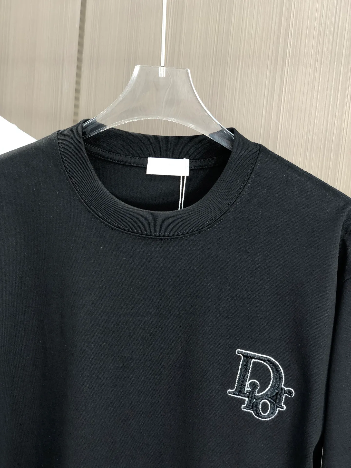 🅿️200 Dior 2025 Spring and Summer New Style Round Neck Short Sleeves Hollow Embroidery of Arch Bridge ➕Single Needle Embroidery Full of Details Made of High Weight 320g Double Yarn Combed Cotton Fabric Slightly Loose Fit Fabric Feels Soft and Thick Same Style for Men and Women Color: Black White Code Number: SMLXLXXL