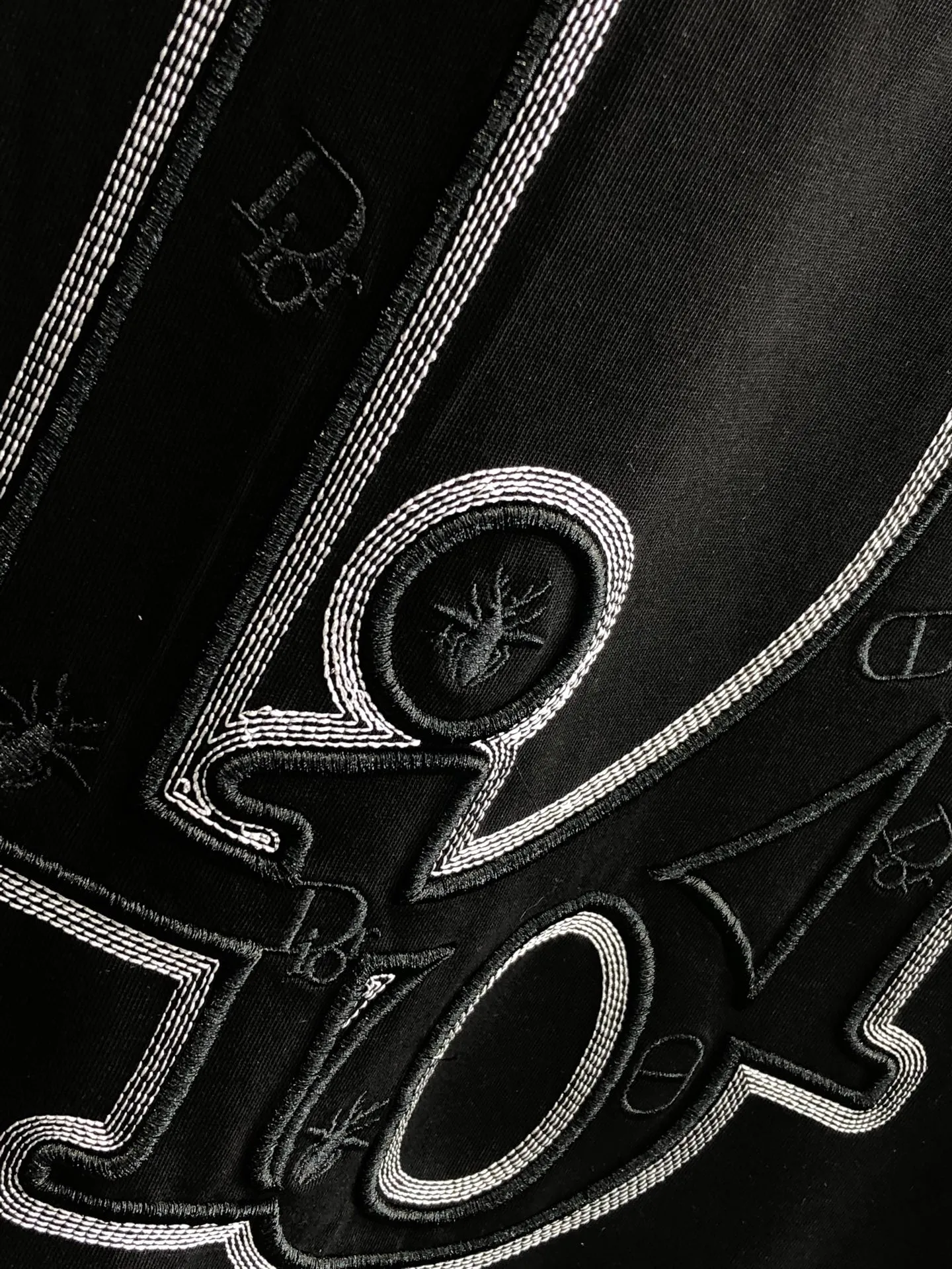 🅿️200 Dior 2025 Spring and Summer New Style Round Neck Short Sleeves Hollow Embroidery of Arch Bridge ➕Single Needle Embroidery Full of Details Made of High Weight 320g Double Yarn Combed Cotton Fabric Slightly Loose Fit Fabric Feels Soft and Thick Same Style for Men and Women Color: Black White Code Number: SMLXLXXL