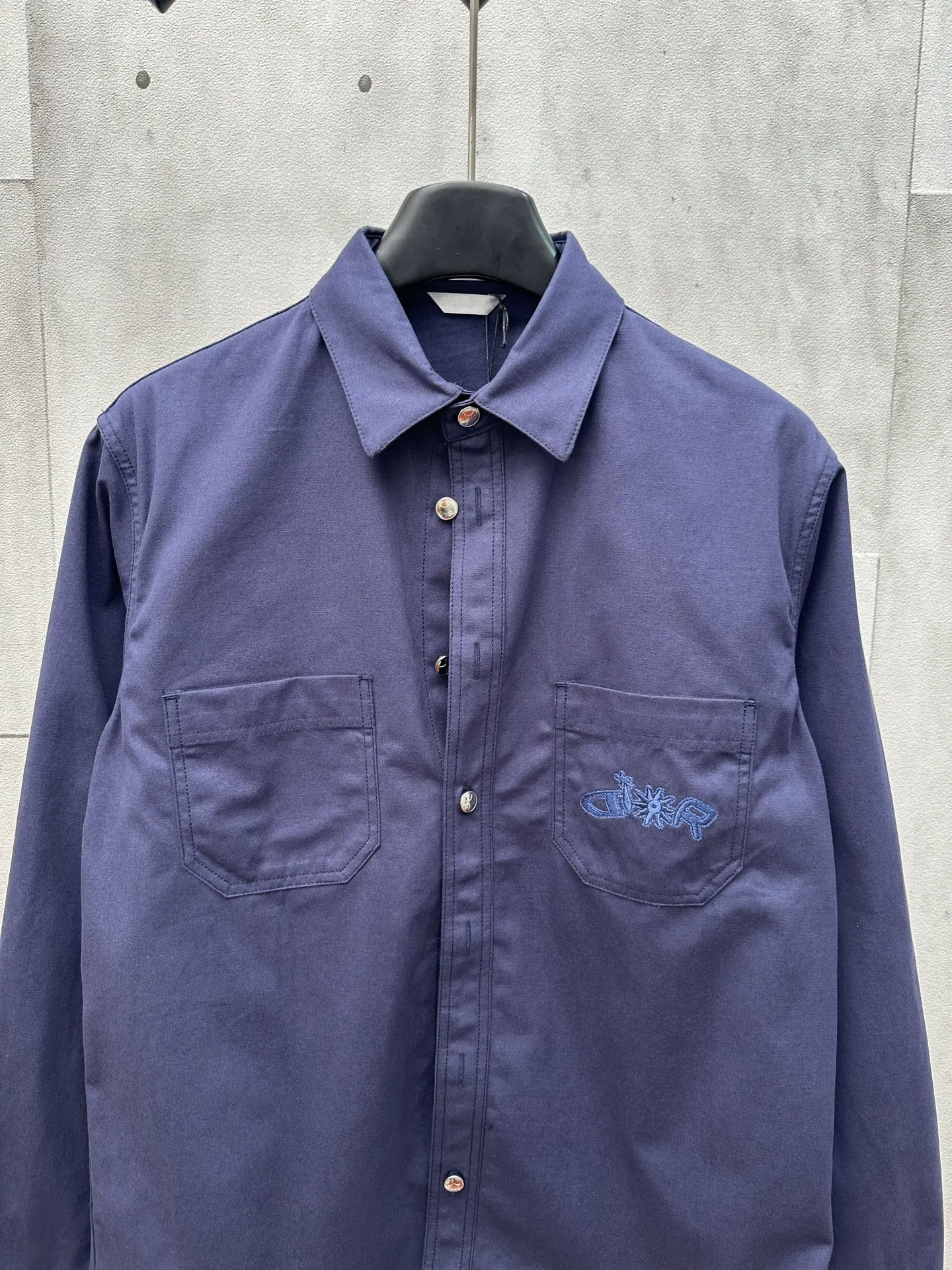 🅿️440 DIOR Dior 25ss new shirt is a new product of the 2025 autumn men's wear series, from the DIOR AND LEWIS HAMILTON limited series. Crafted from blue cotton, it features a patch pocket on the chest, one of which features a tonal co-branded embroidery that reinterprets the Dior logo in a graphic style. Pair with shorts from the limited collection for a refined look. Size: S M L XL