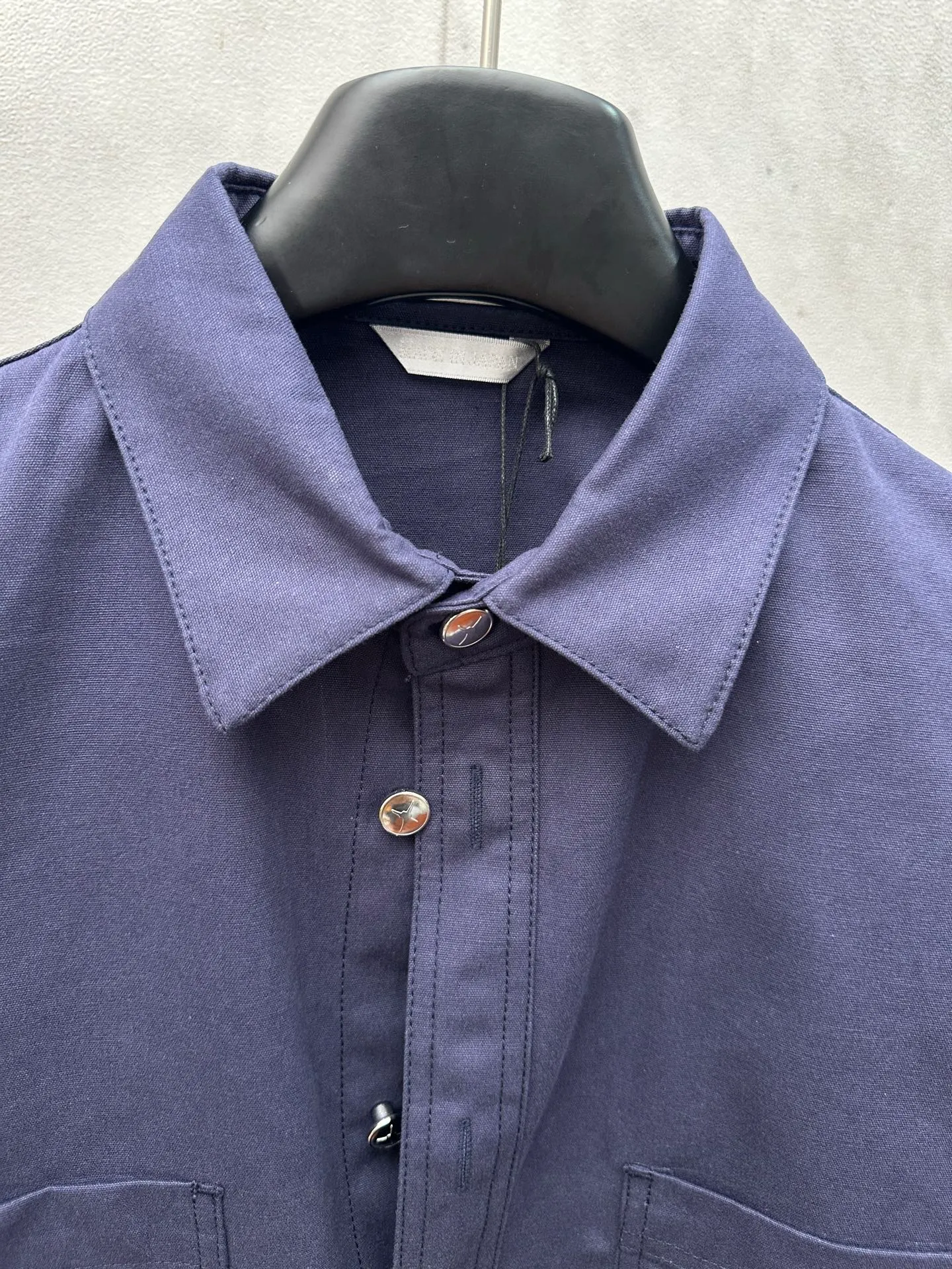 🅿️440 DIOR Dior 25ss new shirt is a new product of the 2025 autumn men's wear series, from the DIOR AND LEWIS HAMILTON limited series. Crafted from blue cotton, it features a patch pocket on the chest, one of which features a tonal co-branded embroidery that reinterprets the Dior logo in a graphic style. Pair with shorts from the limited collection for a refined look. Size: S M L XL