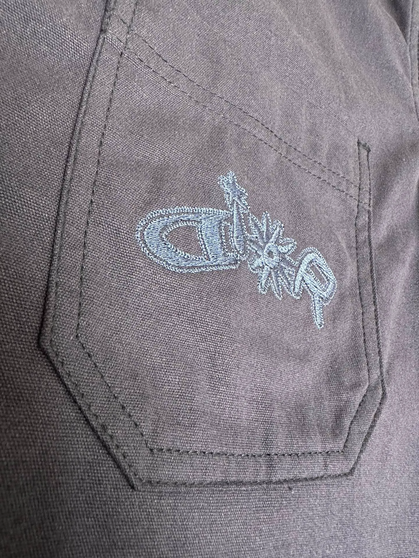🅿️440 DIOR Dior 25ss new shirt is a new product of the 2025 autumn men's wear series, from the DIOR AND LEWIS HAMILTON limited series. Crafted from blue cotton, it features a patch pocket on the chest, one of which features a tonal co-branded embroidery that reinterprets the Dior logo in a graphic style. Pair with shorts from the limited collection for a refined look. Size: S M L XL