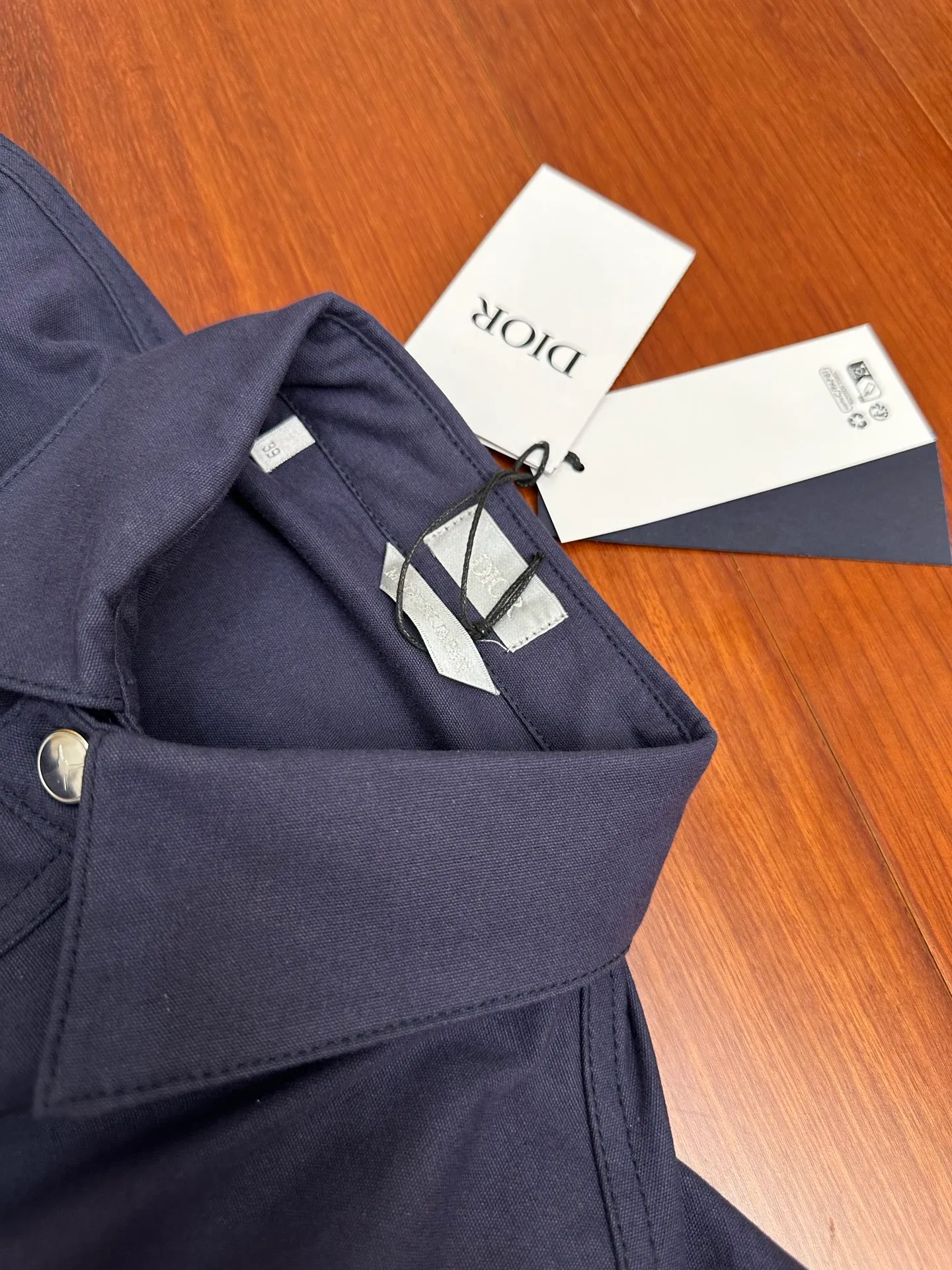🅿️440 DIOR Dior 25ss new shirt is a new product of the 2025 autumn men's wear series, from the DIOR AND LEWIS HAMILTON limited series. Crafted from blue cotton, it features a patch pocket on the chest, one of which features a tonal co-branded embroidery that reinterprets the Dior logo in a graphic style. Pair with shorts from the limited collection for a refined look. Size: S M L XL