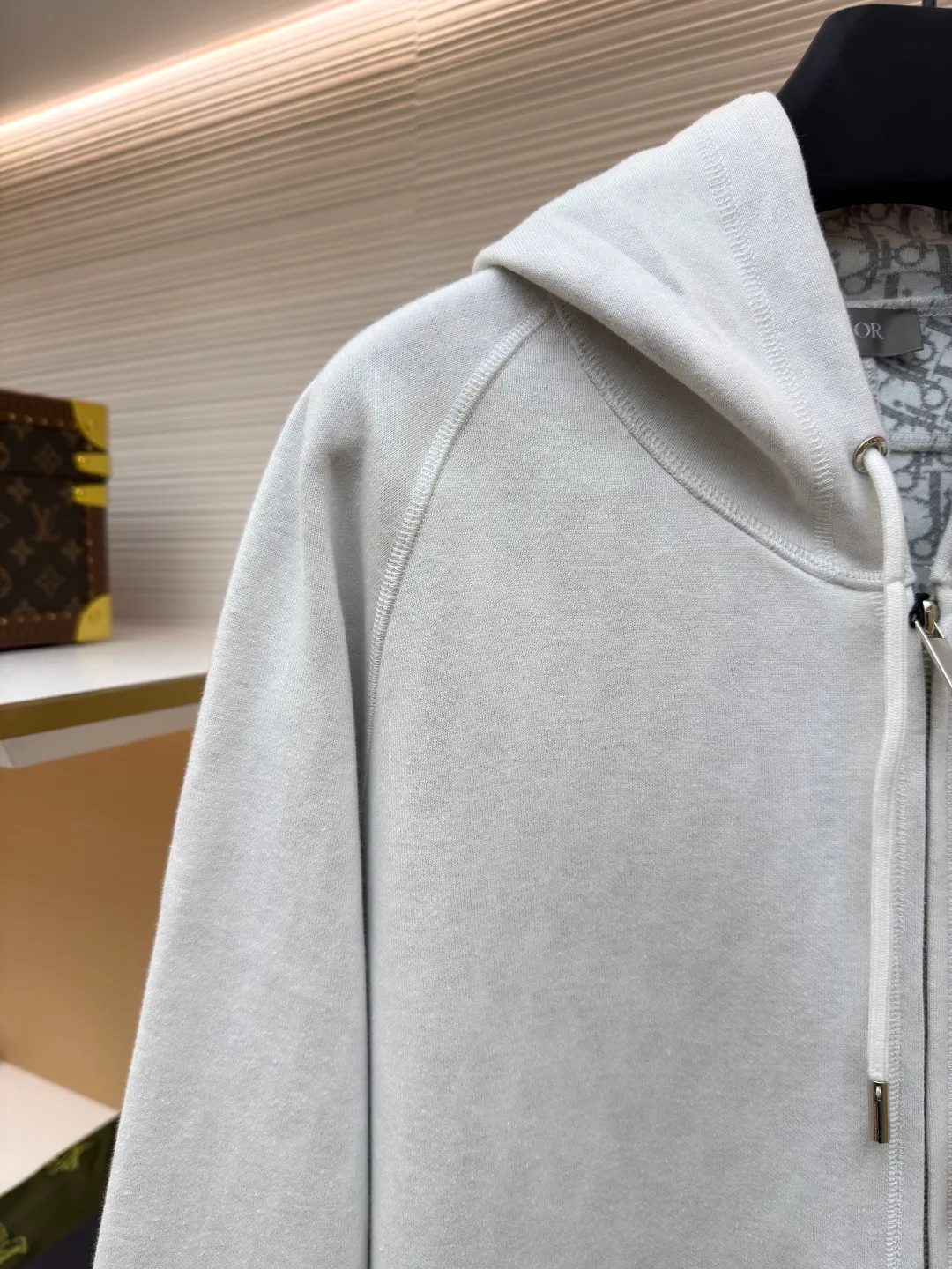 Dior presbyopic wool cashmere hooded cardigan jacket ●Original version: Purchased and developed for 17500 ●Item number: 1680900-C00 ●Fabric: wool cashmere fabric ●Technology: jacquard texture production ●Version: fitted version ●Weight: about 880 grams ●Size: S-M-L-XL ●Description: The fabric is made of cashmere fabric, containing 50% wool and pure cotton, with original hemming inside, jacquard letters, integrated design. One side has a solid color logo, and the spliced side has a classic presbyopia. It can be worn on both sides to change the style at any time. Customized imported velvet imported machine weaving, the material is conscientious and full of high-end texture. It is comfortable to wear and skin-friendly. It is made by a large factory and has perfect details and texture. The fabric is made of imported cashmere yarn. New product for early autumn! Hot style return! New version of dropped shoulder design High-grade navy blue presbyopic logo zipper cashmere jacket. Reversible. The letter jacquard texture on the back is luxurious and handsome. The hooded design is fashionable and advanced. The classic version does not make people look slimmer. Highly recommended! The overall wiring is straight and delicate, the fabric is comfortable and soft, and the color is consistent without color difference. It can be matched with the same style to create a fashionable look and control various occasions. Customized accessories, complete with three standards, same style for men and women!