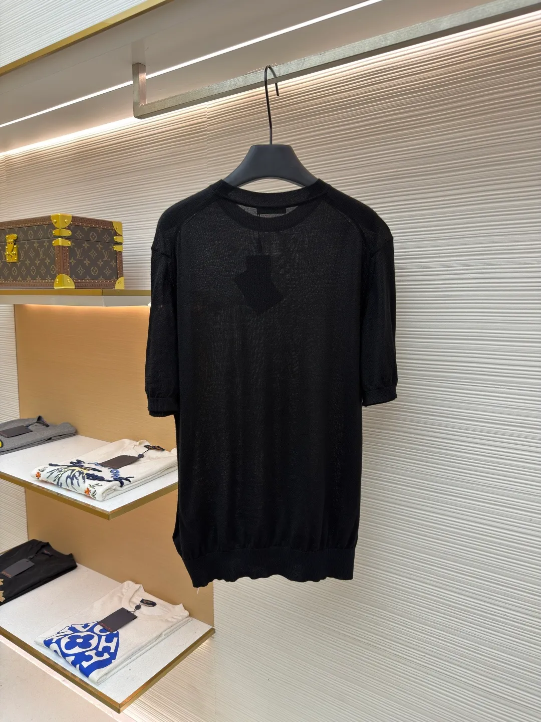 Prada classic LOGO embroidered wool round neck short sleeves ●Original version: purchased and developed by 10479 ●Item number: 1682561-A40 ●Fabric: wool fabric ●Technology: embroidery production ●Color: black ●Version: fitted version ●Weight: about 145 grams ●Size: 46-48-50-52 ●Description: This PRADA classic LOGO embroidered wool round-neck short-sleeve is woven from high-quality pure wool yarn. After the wool washing process, the fabric is delicate and soft, skin-friendly and breathable, and not easy to pill or snag. It has multiple sizes of 46-52 to cover different body shapes. The error of 1-3CM in manual measurement is within the normal range. The body brand LOGO is made using imported embroidery technology. The stitching is dense and regular, and the pattern is clear and three-dimensional. It forms a low-key contrast with the white wool base and highlights the brand recognition. The neckline is a classic round neck design, with double-needle reinforced binding and a custom threaded collar, which is durable and not easy to loosen. The cuffs and hem are ribbed in the same color, with moderate elasticity to fit the body shape. The overall tailoring is a fitted silhouette, with straight and fine stitching at the seams. Customized accessories and three standards are complete. It is recommended to hand wash and maintain. The detailed craftsmanship shows the level of luxury, and is suitable for daily casual, light business and other wear scenarios. The overall wiring is straight and delicate, the fabric is comfortable and soft, and the color is consistent without color difference. It can be matched with the same style to create a fashionable look and control various occasions. Customized accessories, complete with three standards, same style for men and women!