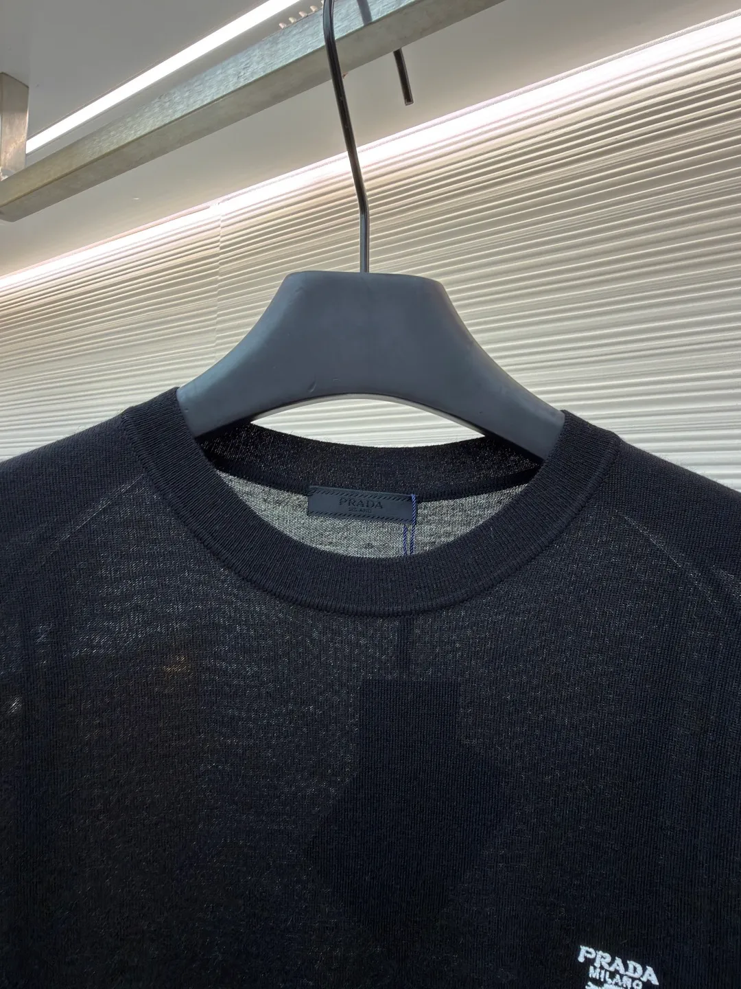 Prada classic LOGO embroidered wool round neck short sleeves ●Original version: purchased and developed by 10479 ●Item number: 1682561-A40 ●Fabric: wool fabric ●Technology: embroidery production ●Color: black ●Version: fitted version ●Weight: about 145 grams ●Size: 46-48-50-52 ●Description: This PRADA classic LOGO embroidered wool round-neck short-sleeve is woven from high-quality pure wool yarn. After the wool washing process, the fabric is delicate and soft, skin-friendly and breathable, and not easy to pill or snag. It has multiple sizes of 46-52 to cover different body shapes. The error of 1-3CM in manual measurement is within the normal range. The body brand LOGO is made using imported embroidery technology. The stitching is dense and regular, and the pattern is clear and three-dimensional. It forms a low-key contrast with the white wool base and highlights the brand recognition. The neckline is a classic round neck design, with double-needle reinforced binding and a custom threaded collar, which is durable and not easy to loosen. The cuffs and hem are ribbed in the same color, with moderate elasticity to fit the body shape. The overall tailoring is a fitted silhouette, with straight and fine stitching at the seams. Customized accessories and three standards are complete. It is recommended to hand wash and maintain. The detailed craftsmanship shows the level of luxury, and is suitable for daily casual, light business and other wear scenarios. The overall wiring is straight and delicate, the fabric is comfortable and soft, and the color is consistent without color difference. It can be matched with the same style to create a fashionable look and control various occasions. Customized accessories, complete with three standards, same style for men and women!