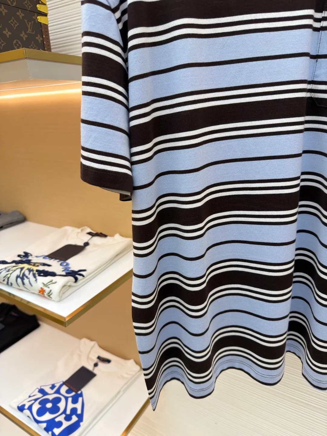 Prada striped pocket short sleeves ●Original version: Purchased and developed at 9650 ●Item number: 1682384-A00 ●Material: exclusive striped fabric ●Technology: fabric washed and made ●Color: blue, white and brown ●Version: fitted version ●Weight: about 175 grams ●Size: 36-38-40-42 ●Description: Customized precision 60 double-strand exclusive striped fabric, delicate and soft, comfortable and close to the skin, a touch of sky blue quietly blooms Dynamic and energetic, fresh and elegant, the breast pocket is decorated with the brand logo as the finishing touch, highlighting the brand identity symbol. The stripe element is like a smart musical note. When the stripes become a flowing sea, every inch of sky blue is a gentle deconstruction of order. The beauty of layers is all in the strips, ergonomic three-dimensional tailoring. Return to traditional craftsmanship through segmentation, folding, shrinking and stretching techniques. The so-called slow work produces fine work, which is the respect for materials and the pursuit of feel. Complex workmanship, tedious and slow aging. Manual infrared line drawing pockets use infrared technology as an aid to achieve precise positioning and marking of pocket positions, while retaining the precision and flexibility of hand sewing. The fabrics have been washed to give them a better feel and texture. They are not easy to deform, shrink or fade, and maintain their long-lasting beauty. The overall wiring is straight and delicate, the fabric is comfortable and soft, and the color is consistent without color difference. It can be matched with the same style to create a fashionable look and control various occasions. Customized accessories, complete with three standards, same style for men and women!