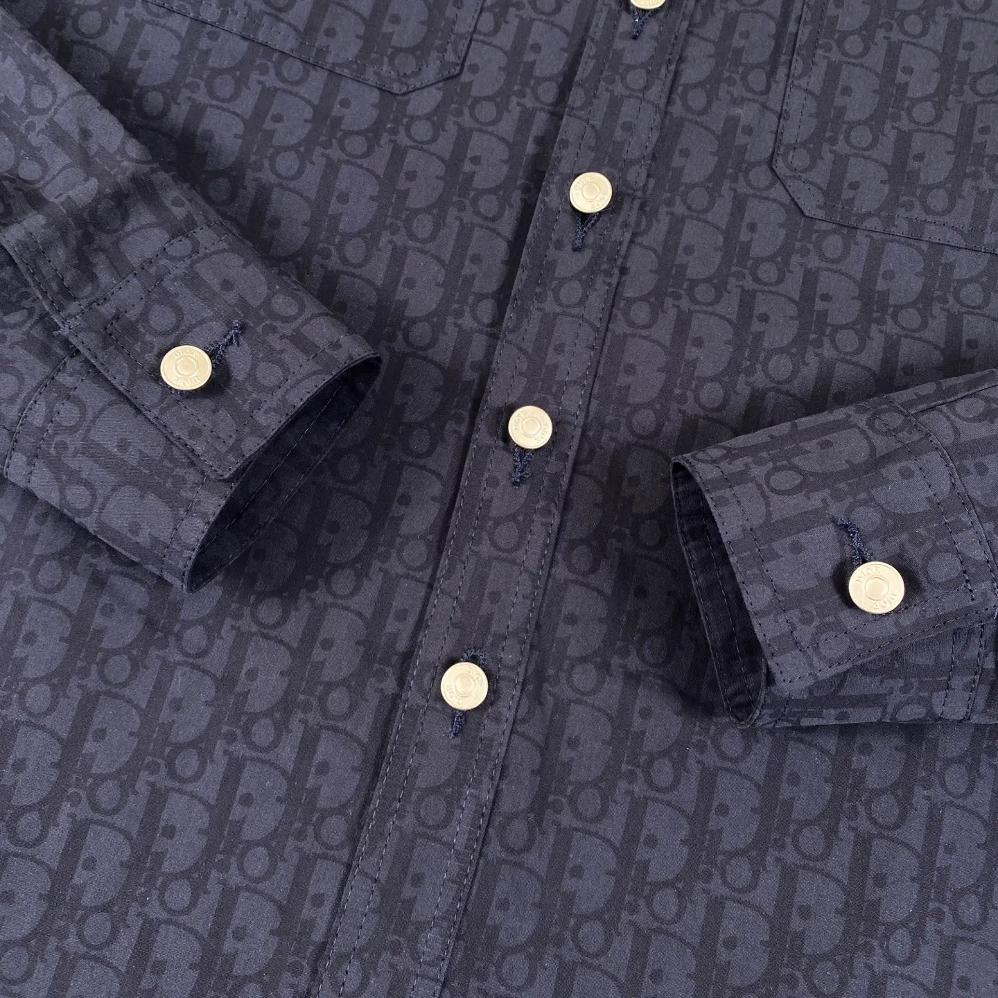 🅿️260 Dior/Dior limited edition full-print horseshoe flower casual shirt jacket, same style for men and women - Purchase the original mold to create, a full set of customized accessories, details determine success or failure.  - Size: M L The entire logo is very smooth and simple. The D letter is perfectly coordinated with every detail in the design. Use the letter D perfectly. The design of all luxury goods is very demanding in the pursuit of details. The combination of the letter D and O in the Dior logo design is a very interesting example. The echo of a semicircle and an ellipse forms a perfect arc - Dior (full name: Christian Dior) is a multinational luxury brand originating from France, synonymous with dazzling haute couture. It was founded in 1946 by French fashion designer Christian Dior and is headquartered in Paris. Mainly engaged in high-end consumer goods such as fashion, jewelry, perfume, cosmetics, children's clothing - Customized all-over printed jacquard fabrics - Customized engraved LOGO buttons - Customized Dior