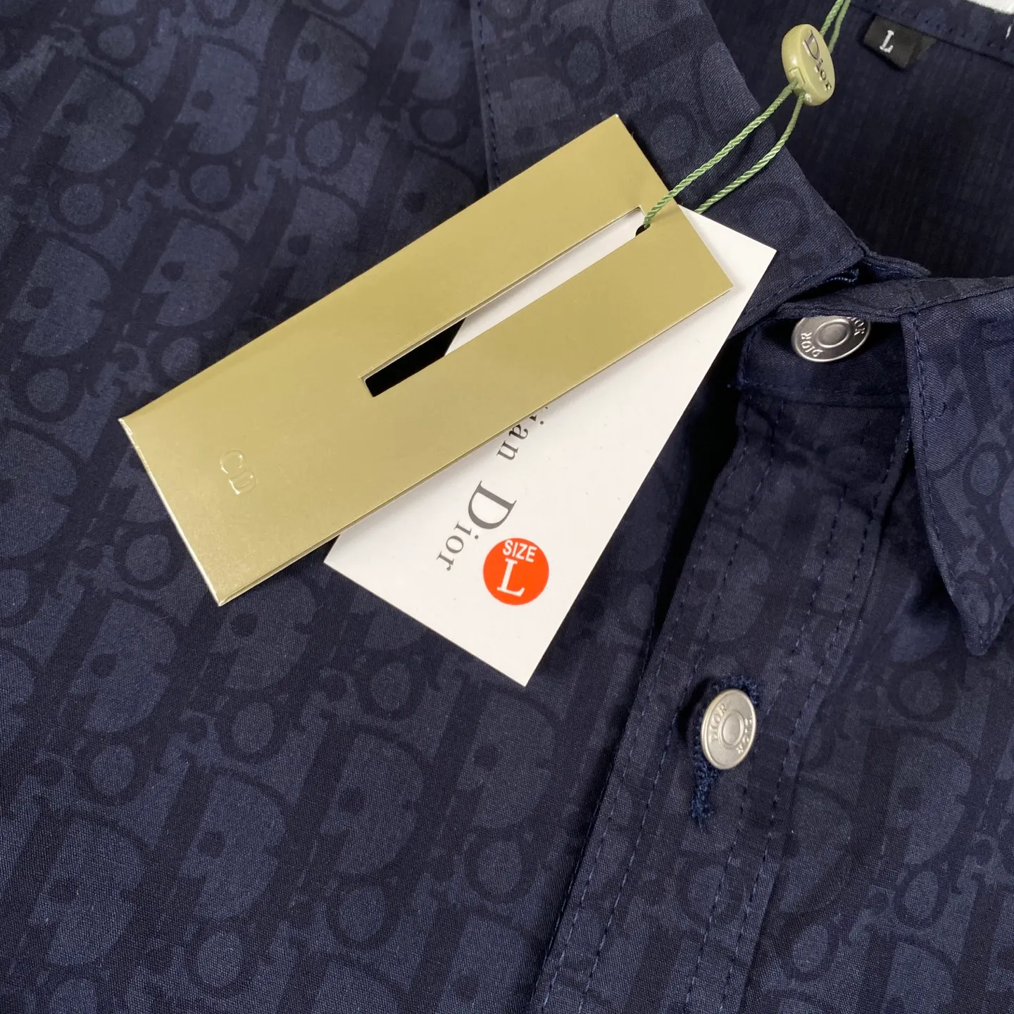 🅿️260 Dior/Dior limited edition full-print horseshoe flower casual shirt jacket, same style for men and women - Purchase the original mold to create, a full set of customized accessories, details determine success or failure.  - Size: M L The entire logo is very smooth and simple. The D letter is perfectly coordinated with every detail in the design. Use the letter D perfectly. The design of all luxury goods is very demanding in the pursuit of details. The combination of the letter D and O in the Dior logo design is a very interesting example. The echo of a semicircle and an ellipse forms a perfect arc - Dior (full name: Christian Dior) is a multinational luxury brand originating from France, synonymous with dazzling haute couture. It was founded in 1946 by French fashion designer Christian Dior and is headquartered in Paris. Mainly engaged in high-end consumer goods such as fashion, jewelry, perfume, cosmetics, children's clothing - Customized all-over printed jacquard fabrics - Customized engraved LOGO buttons - Customized Dior