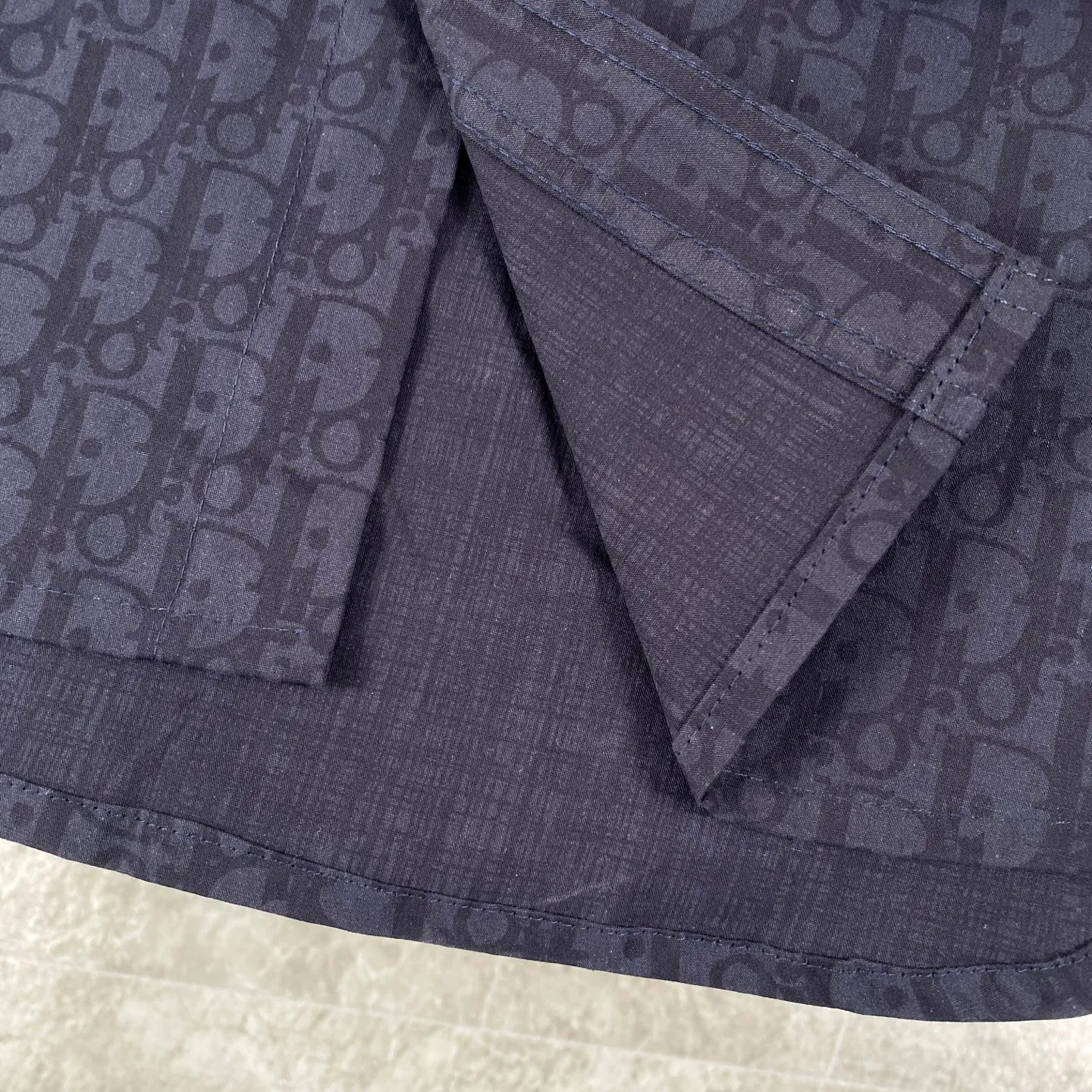 🅿️260 Dior/Dior limited edition full-print horseshoe flower casual shirt jacket, same style for men and women - Purchase the original mold to create, a full set of customized accessories, details determine success or failure.  - Size: M L The entire logo is very smooth and simple. The D letter is perfectly coordinated with every detail in the design. Use the letter D perfectly. The design of all luxury goods is very demanding in the pursuit of details. The combination of the letter D and O in the Dior logo design is a very interesting example. The echo of a semicircle and an ellipse forms a perfect arc - Dior (full name: Christian Dior) is a multinational luxury brand originating from France, synonymous with dazzling haute couture. It was founded in 1946 by French fashion designer Christian Dior and is headquartered in Paris. Mainly engaged in high-end consumer goods such as fashion, jewelry, perfume, cosmetics, children's clothing - Customized all-over printed jacquard fabrics - Customized engraved LOGO buttons - Customized Dior