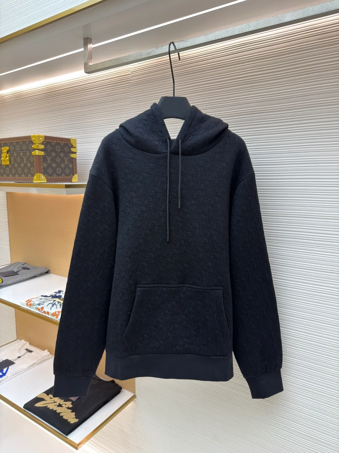 Dior full-width CD jacquard sweatshirt ●Original version: Purchased and developed for 19,000 ●Item number: 1681532-B05 ●Fabric: 100% cotton ●Technology: jacquard production ●Color: black ●Version: Fitted version ●Weight: about 825 grams ●Size: The fabric is precision woven to have both a stiff and soft texture, a delicate surface and is not prone to pilling. The hooded design is equipped with a drawstring, and the tightness can be adjusted freely to enhance practicality and style. The kangaroo pocket on the chest is convenient for storing small items while adding a casual touch. The cuffs and hem are ribbed, which has good elasticity, fits the body shape, and is windproof and warm. The overall cut of the body is smooth and the lines are simple and elegant, making it suitable for daily wear and various occasions. From material selection to production, every process is strictly controlled to ensure quality and comfort, and to present high-end fashionable texture and style. The overall wiring is straight and delicate, the fabric is comfortable and soft, and the color is consistent without color difference. It can be matched with the same style to create a fashionable look and control various occasions. Customized accessories, complete with three standards, same style for men and women!
