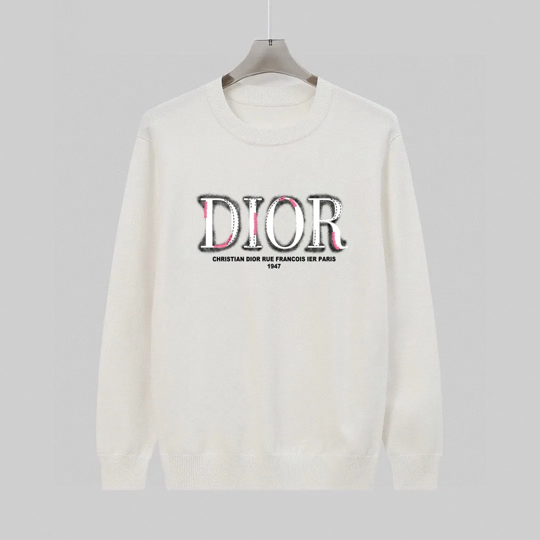 🅿️240 【DIOR】Autumn and winter classic round neck pullover sweater, in full condition! ! ! Wool blended fabric, the latest model in 2025, golden ratio! ! Slim-fitting soft gold, versatile and practical item, the combination and practicality are extremely powerful, simple and elegant, and classy! To create your own style, it is highly recommended to buy it in two colors. The standard slim fit tailoring process is suitable for both young and old men. It is knitted from wool and will not cause any discomfort! While keeping warm, it is stylish, textured and wearable, and the classic logo with contrasting colors on the chest feels in place! ! Recommended for regular customers! ! Size M-3XL (maximum wear: 190 pounds)