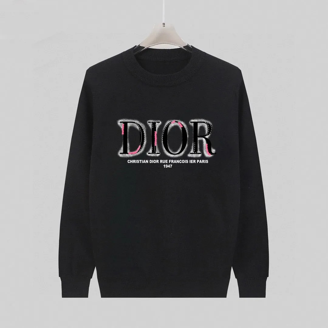 🅿️240 【DIOR】Autumn and winter classic round neck pullover sweater, in full condition! ! ! Wool blended fabric, the latest model in 2025, golden ratio! ! Slim-fitting soft gold, versatile and practical item, the combination and practicality are extremely powerful, simple and elegant, and classy! To create your own style, it is highly recommended to buy it in two colors. The standard slim fit tailoring process is suitable for both young and old men. It is knitted from wool and will not cause any discomfort! While keeping warm, it is stylish, textured and wearable, and the classic logo with contrasting colors on the chest feels in place! ! Recommended for regular customers! ! Size M-3XL (maximum wear: 190 pounds)