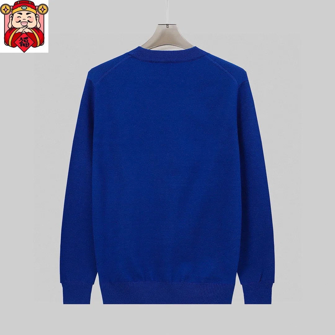 🅿️240 【DIOR】Autumn and winter classic round neck pullover sweater, in full condition! ! ! Wool blended fabric, the latest model in 2025, golden ratio! ! Slim-fitting soft gold, versatile and practical item, the combination and practicality are extremely powerful, simple and elegant, and classy! To create your own style, it is highly recommended to buy it in two colors. The standard slim fit tailoring process is suitable for both young and old men. It is knitted from wool and will not cause any discomfort! While keeping warm, it is stylish, textured and wearable, and the classic logo with contrasting colors on the chest feels in place! ! Recommended for regular customers! ! Size M-3XL (maximum wear: 190 pounds)