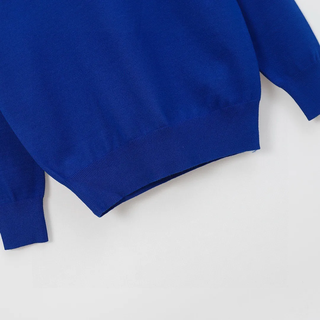 🅿️240 【DIOR】Autumn and winter classic round neck pullover sweater, in full condition! ! ! Wool blended fabric, the latest model in 2025, golden ratio! ! Slim-fitting soft gold, versatile and practical item, the combination and practicality are extremely powerful, simple and elegant, and classy! To create your own style, it is highly recommended to buy it in two colors. The standard slim fit tailoring process is suitable for both young and old men. It is knitted from wool and will not cause any discomfort! While keeping warm, it is stylish, textured and wearable, and the classic logo with contrasting colors on the chest feels in place! ! Recommended for regular customers! ! Size M-3XL (maximum wear: 190 pounds)