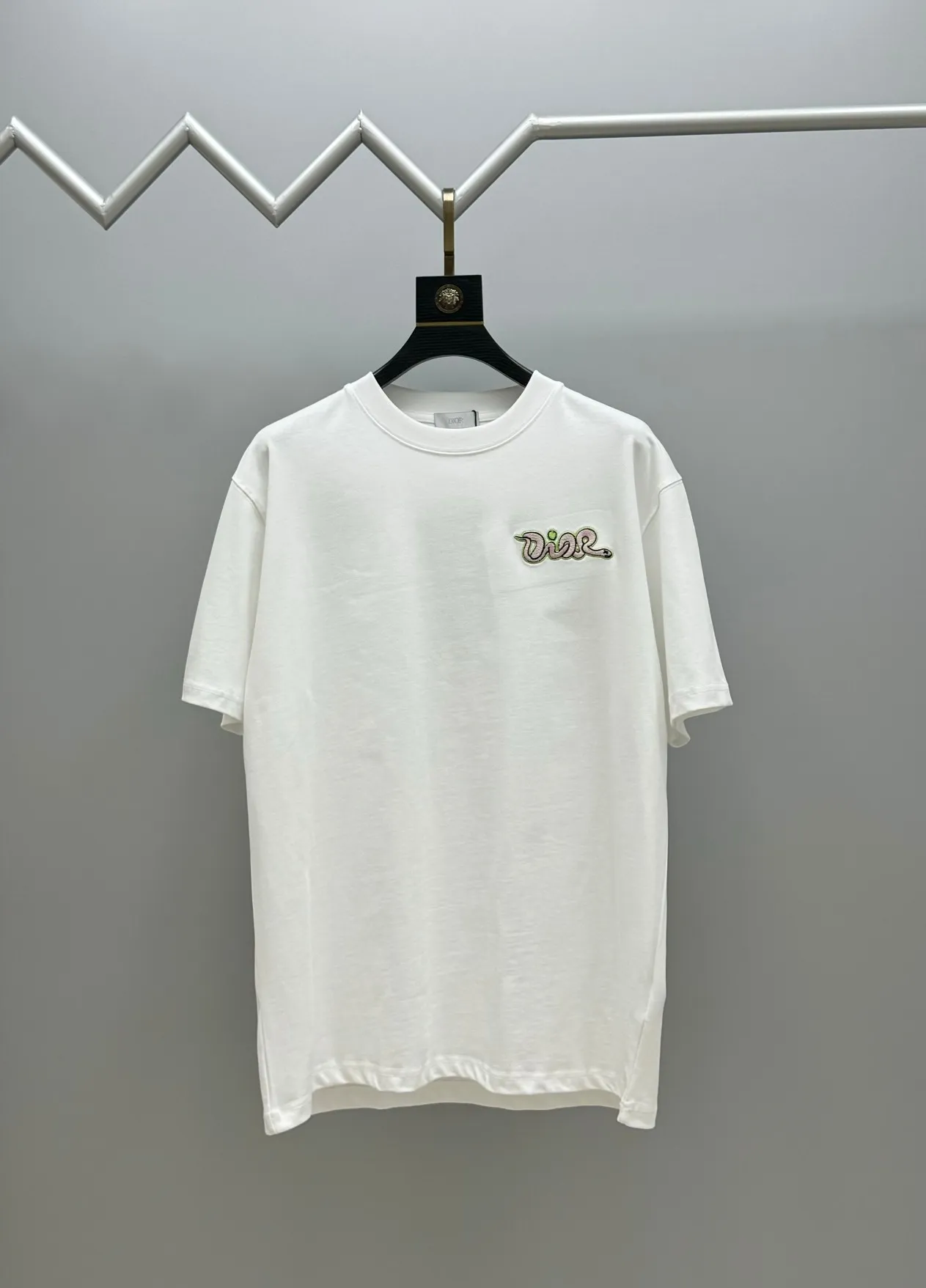 🅿️220 (top version, different currency) will not be taken off the shelves all year round, sell with confidence Style: Dior/DIO.R short-sleeved T-shirt Fabric: 300g heavy double yarn 100% cotton Rib: 320g heavy Sorona 1*1 trendy brand Craftsmanship: imported machine embroidered logo Color: white Imperial green Size: XS S M L No gender distinction, same style for men and women