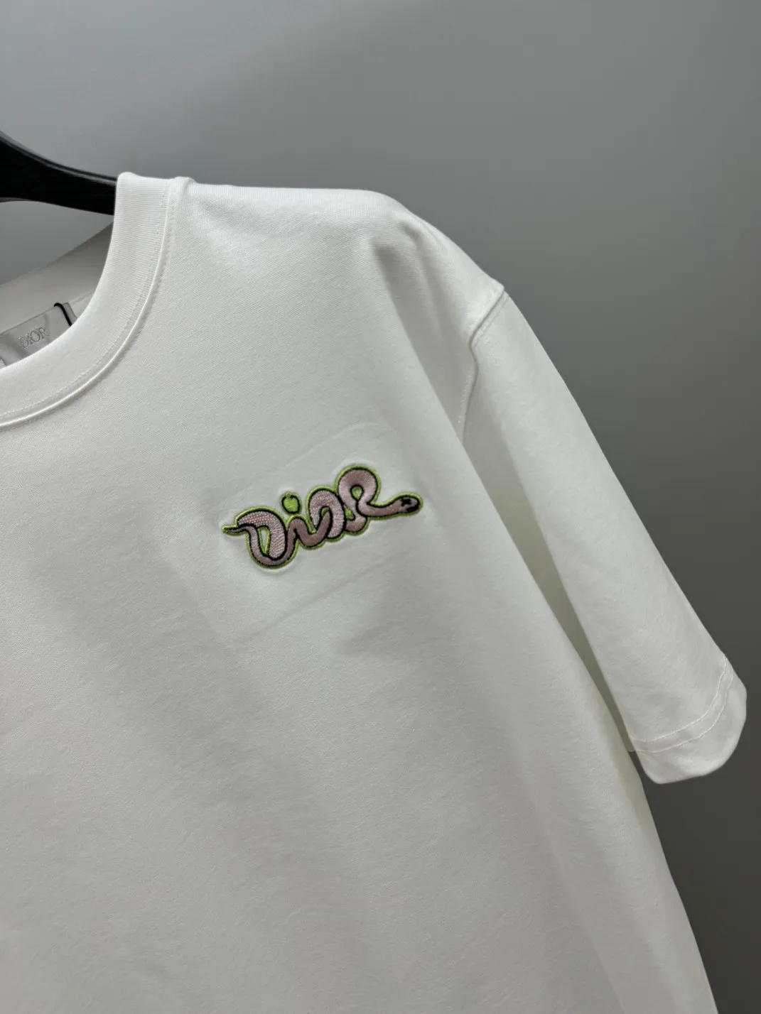 🅿️220 (top version, different currency) will not be taken off the shelves all year round, sell with confidence Style: Dior/DIO.R short-sleeved T-shirt Fabric: 300g heavy double yarn 100% cotton Rib: 320g heavy Sorona 1*1 trendy brand Craftsmanship: imported machine embroidered logo Color: white Imperial green Size: XS S M L No gender distinction, same style for men and women