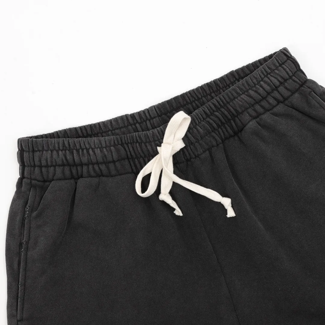 🅿️290 DIOR/Dior letter embroidered shorts The fabric is made of 360g brushed wool fabric, which is dyed to order and then treated with etching. It is silky and super soft compared to the original. The fabric texture has clear and obvious strands, and the drape is first-class. The workmanship is exquisite and meets the foreign trade export standards. There are 4.5 stitches per centimeter. Every seam is pressed with open stitching, and the wiring is neat and tidy. As standard as a ruler, the braided cotton ribbon is tightly woven and feels soft to the touch. The embroidery process uses Behringer embroidery machines, which makes the embroidery colors more full and the embroidery more three-dimensional. The pattern has good upper body effect. It is the same style for men and women. It is simple and versatile. When purchasing important items, feel free to compare the quality of any on the market! Size：S-L