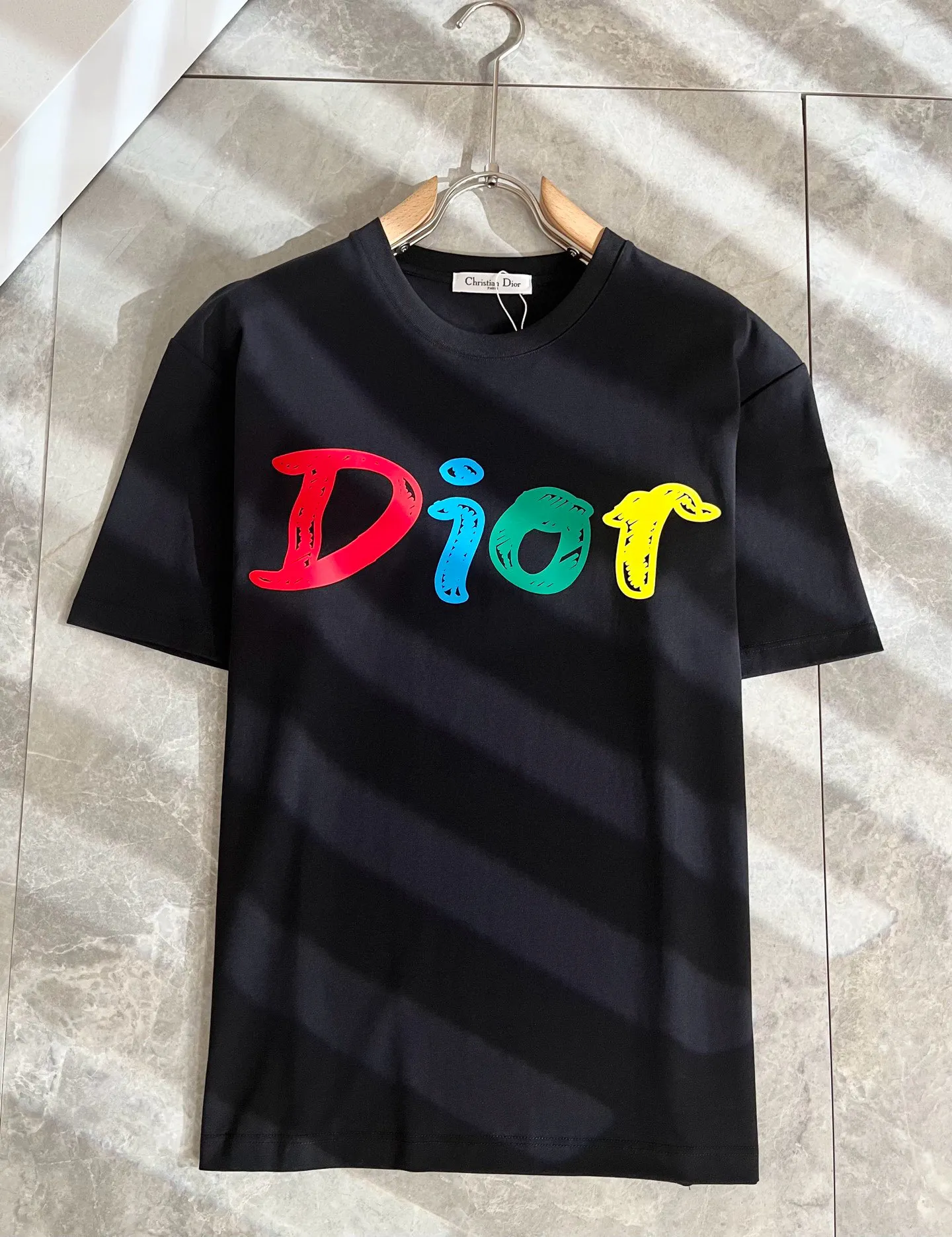 🅿️190 Dior’s 2025 spring and summer new men’s and women’s short-sleeved T-shirts, available at counters simultaneously! Customized exclusive 260g pure cotton fabric, customized original craft thread, and chest logo pattern printing craft design! Simple and elegant, easy to match and versatile, extremely high-grade, perfectly integrated into fashion and style, it is a top-notch fashionable style that is perfect for outer wear! The whole thing gives people a natural feeling! The ultimate classic and versatile short-sleeved T-shirt, designed with the latest three-dimensional letter logo laminated elements! The ultimate heavy work, the ultimate perfection! Fans who pursue high quality should rush to buy it by themselves, and we sincerely invite all fans who know the goods to appreciate this model together! ! Color: Black White Size: S-XXL