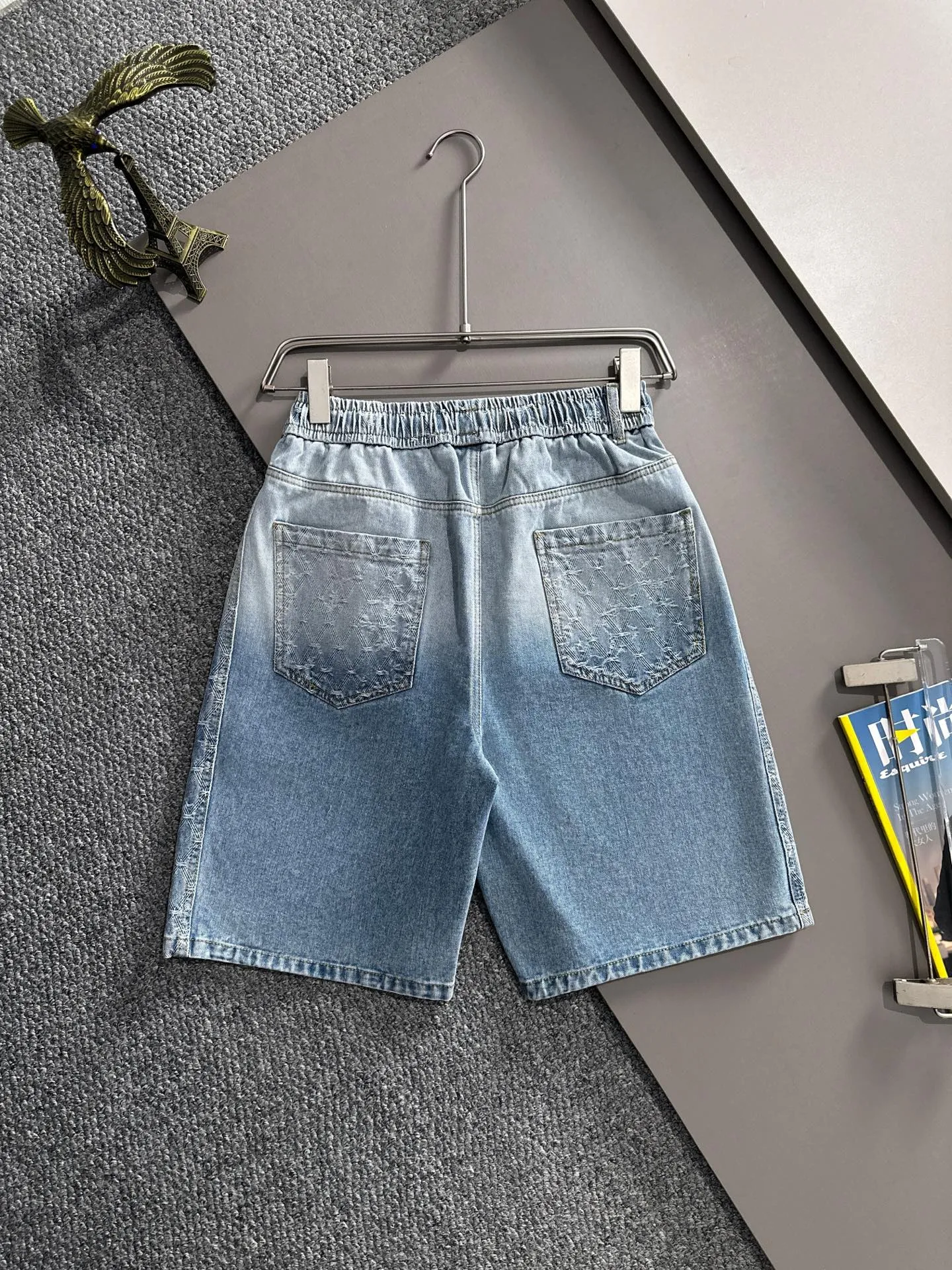 🅿️330 Dior 2025 summer new jeans denim shorts are produced using imported Japanese Denim plain cotton denim fabrics, complete with three standards, and the top stonewashing process makes the texture reach the old taste of the 1980s, soft, delicate, comfortable and breathable.