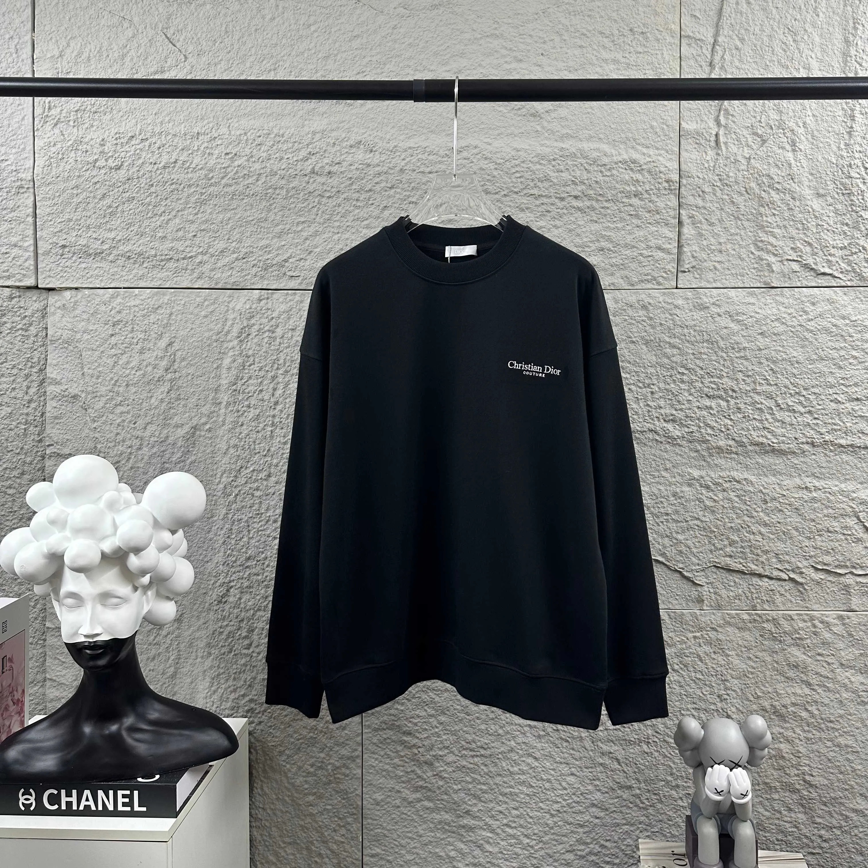🅿️260 Dio* Christian Dior 2025 early autumn and winter new style, simple embroidery of classic letters, lily of the valley print on the back, simple and elegant, custom terry fabric, long-sleeved round neck sweatshirt, same style for men and women, color: black, white, size: S (90-130 pounds) M (120-150 pounds) L (140-165 pounds) XL (160-180 pounds) XXL (180-210 pounds)