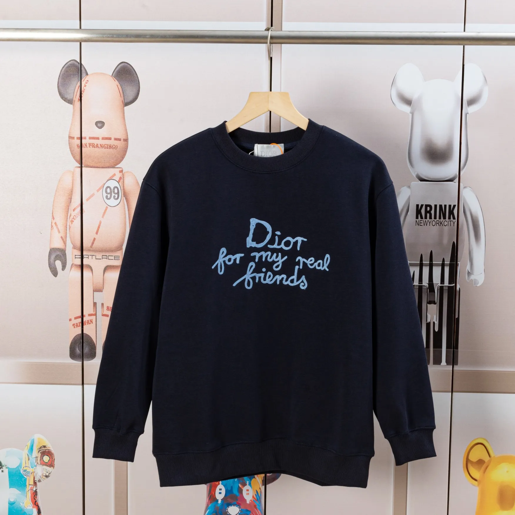 🅿️290 Dior DIOR's new embroidered round neck sweatshirt, the fabric is comfortable and soft. Composite Austrian velvet. High quality 🔥 Logo letters on the front are embroidered with high craftsmanship, and the ribs are specially customized to restore the trend brought by special craftsmanship. Customized dyeing, complete with three standards. Non-market ordinary version. Compare at will. Quality is absolutely guaranteed. Same style for men and women. Color: Black White Navy Code Number: S M L XL [Style No. A3352]