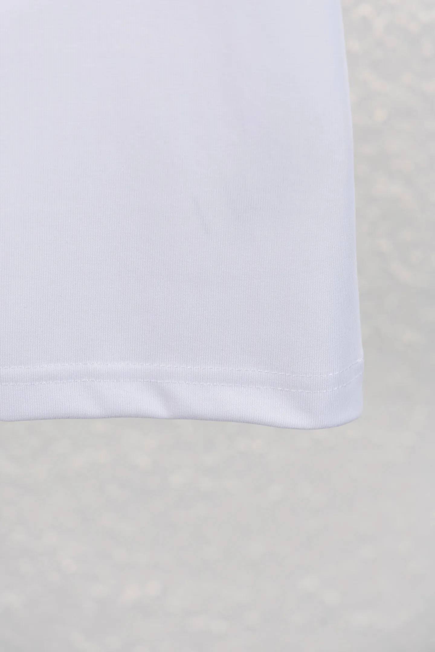 🅿️160 style number k8063 white background embroidery DIOR Dior Year of the Snake Apple‼ ️Short-sleeved T-shirt® is the same as the official website *Customized 280g cotton fabric, soft, skin-friendly and comfortable *Embroidered Year of the Snake letter logo on the front *A very simple and elegant one that is unparalleled in terms of upper body comfort, interpreting your luxury and taste, and creating your fashionable style and charm. ⚠️Washing method: It is recommended to dry clean or wrap the reverse side in a laundry bag and machine wash it quickly in cold water and let it dry naturally! ⚠️Same style for men and women 𝐂𝐎𝐋𝐎𝐔𝐑: white black 𝐒𝐈𝐙𝐄 XS S M L