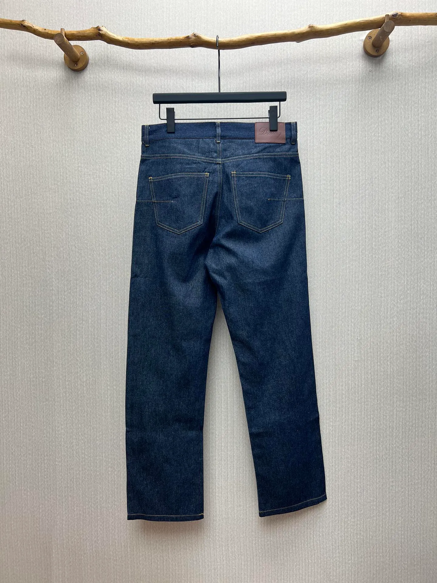 🅿️470 Dior 25ss new jeans are a new product of the 2025 winter men's wear series. They are decorated with the Dior love logo inspired by the Dior archives, paying tribute to Dior's heritage. Crafted from new navy blue cotton denim that's lightweight and soft, it's finished with a Dior Love leather signature at the back. An ideal piece this season, pair it with the cropped jacket from the same collection for a sophisticated look. Number of yards: 29.30.31.32.